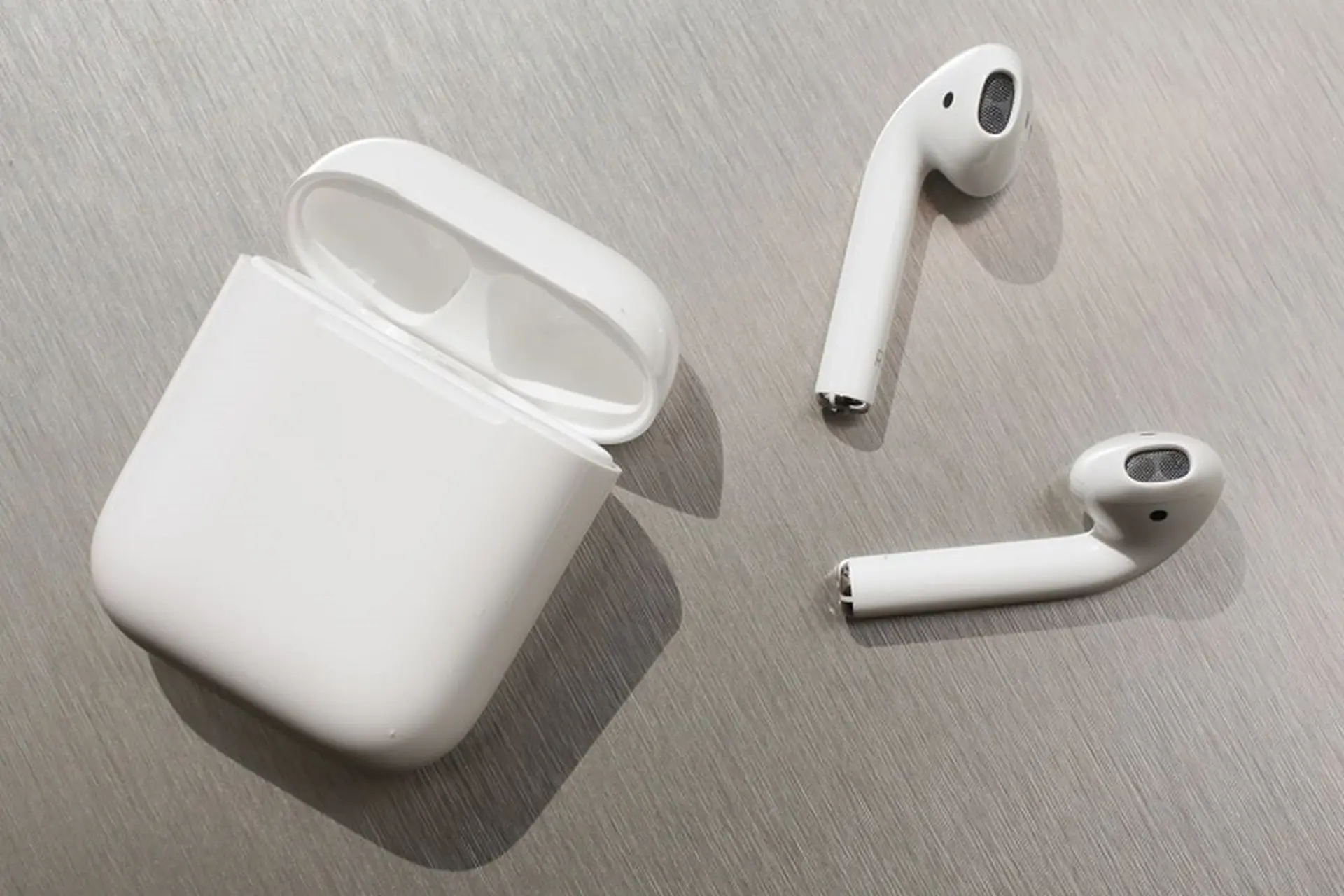 Mách bạn cách phân biệt AirPods 1 và 2 đơn giản để nhanh tay chọn đúng sản phẩm ưng ý nhất