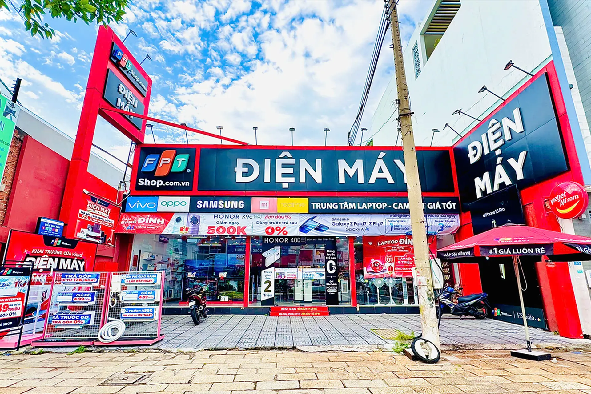 Hình ảnh nhận diện hệ thống cửa hàng: