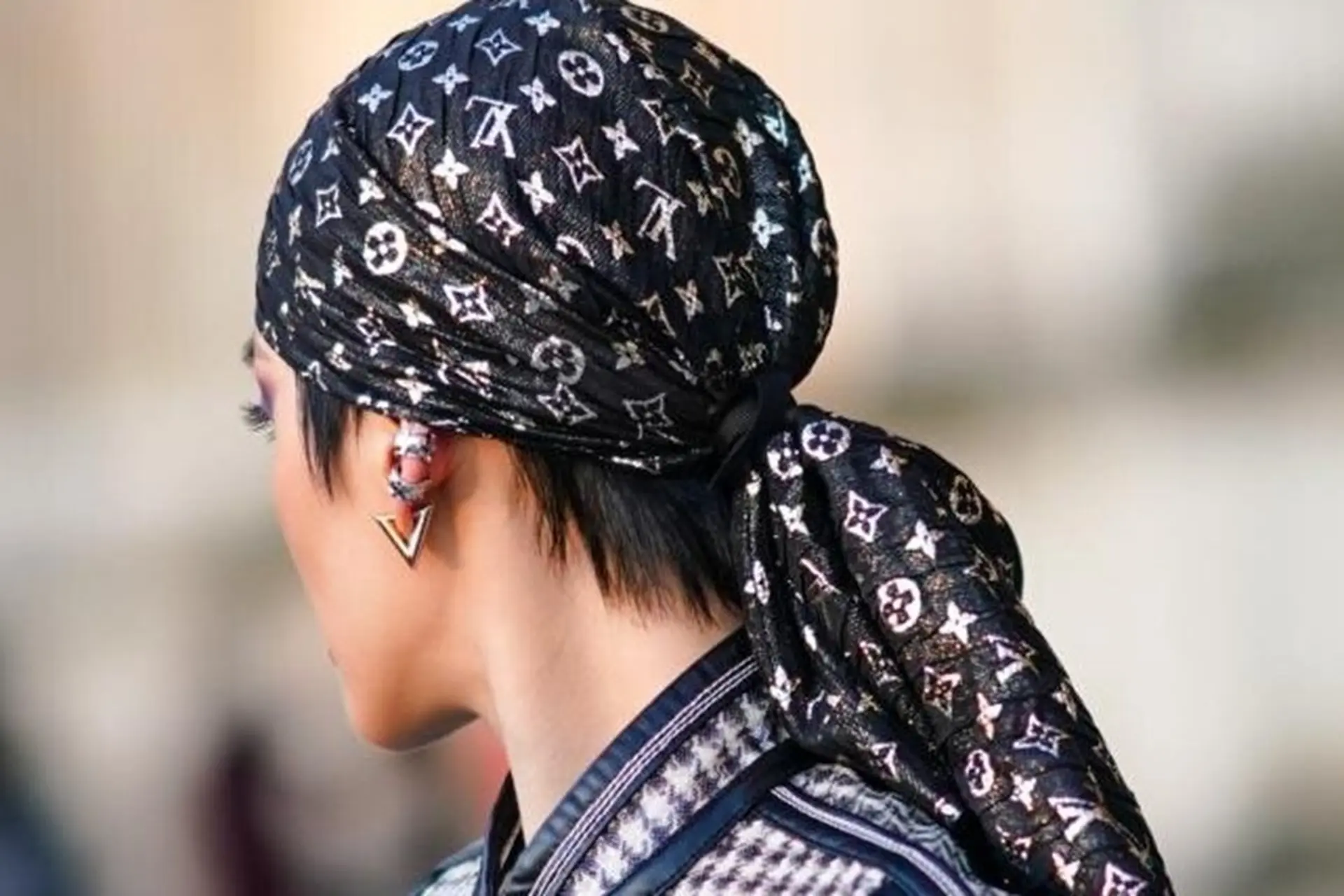 Bandana là gì? Cách buộc khăn bandana và phối đồ thời trang giúp nâng tầm phong cách