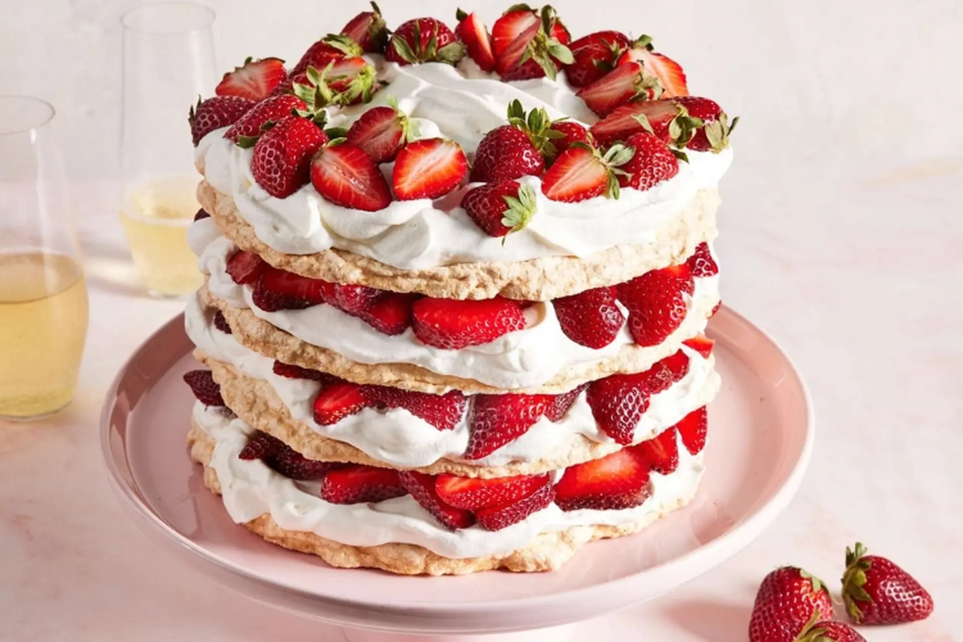 Công thức đơn giản làm bánh strawberry meringue mà các tín đồ hảo ngọt không thể bỏ qua