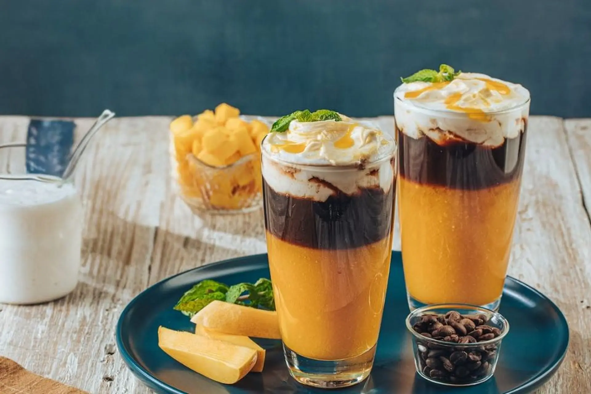 Tự tay pha chế ly cà phê xoài mát lạnh lạ miệng cho ngày hè thật sảng khoái