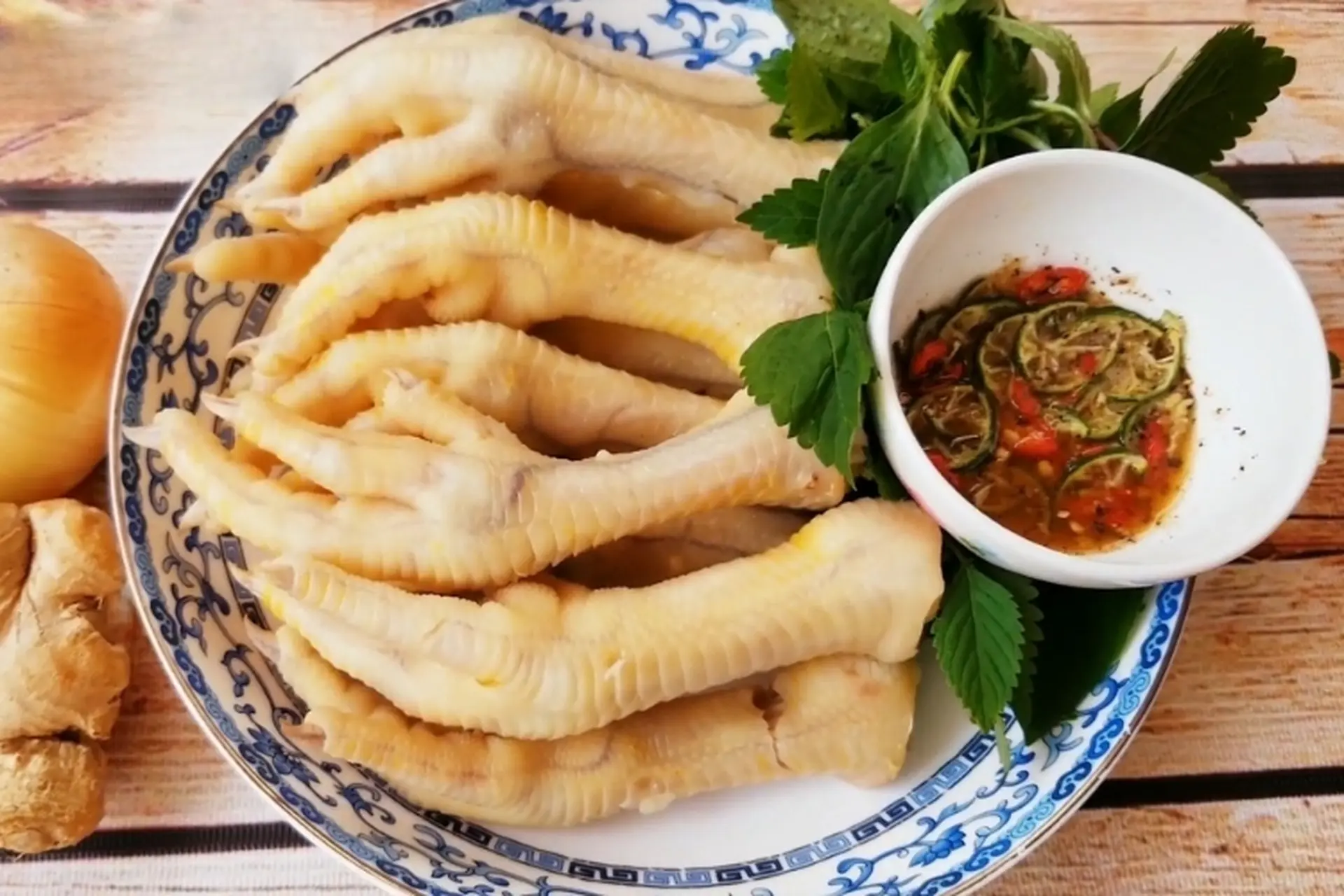 Mách bạn cách luộc chân gà ngon, giòn sần sật và không bị nhớt chỉ với vài nguyên liệu dễ tìm