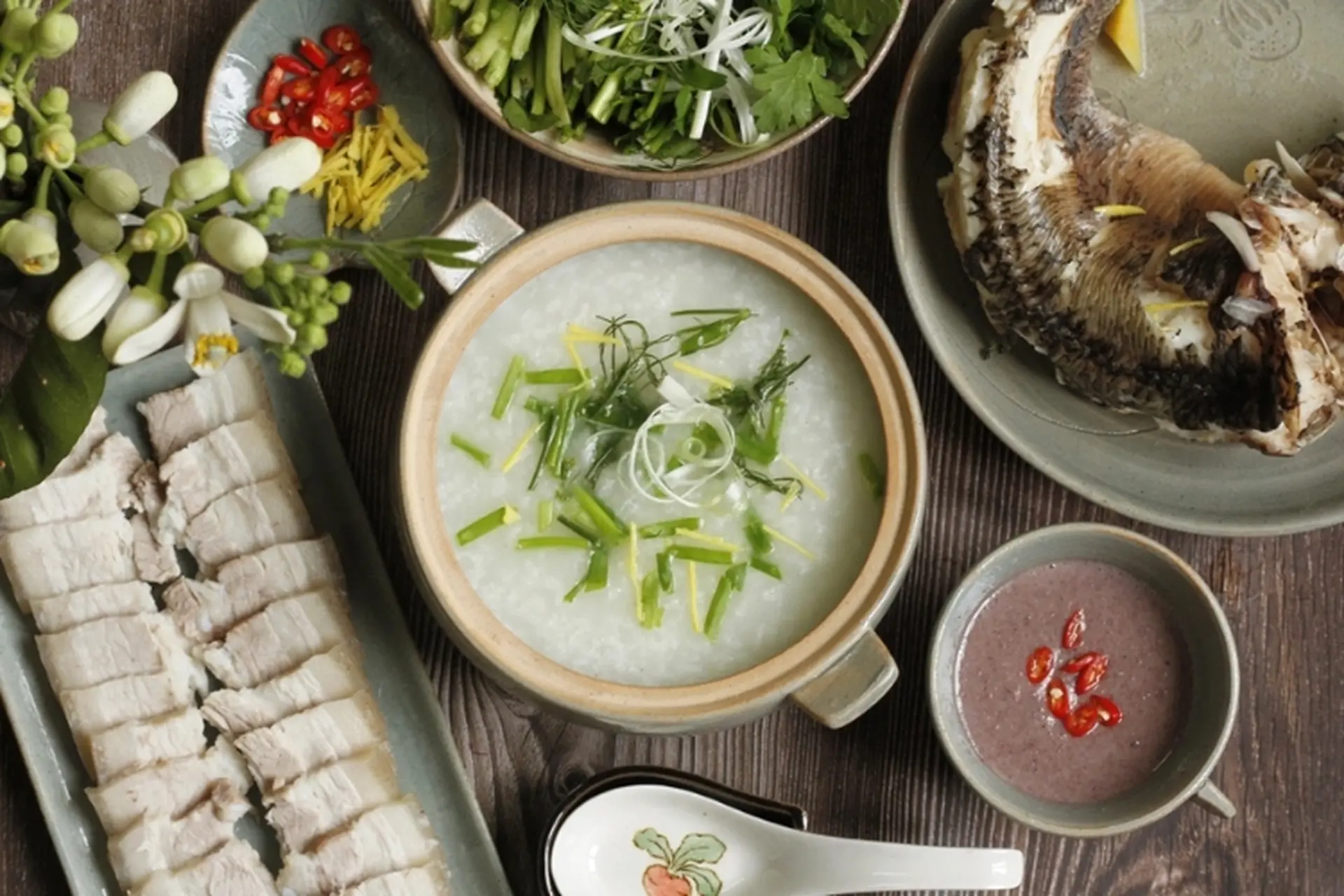 Hướng dẫn cách nấu cháo cá ám Hà Nội chuẩn vị thơm nức mũi, ấm bụng những ngày mưa