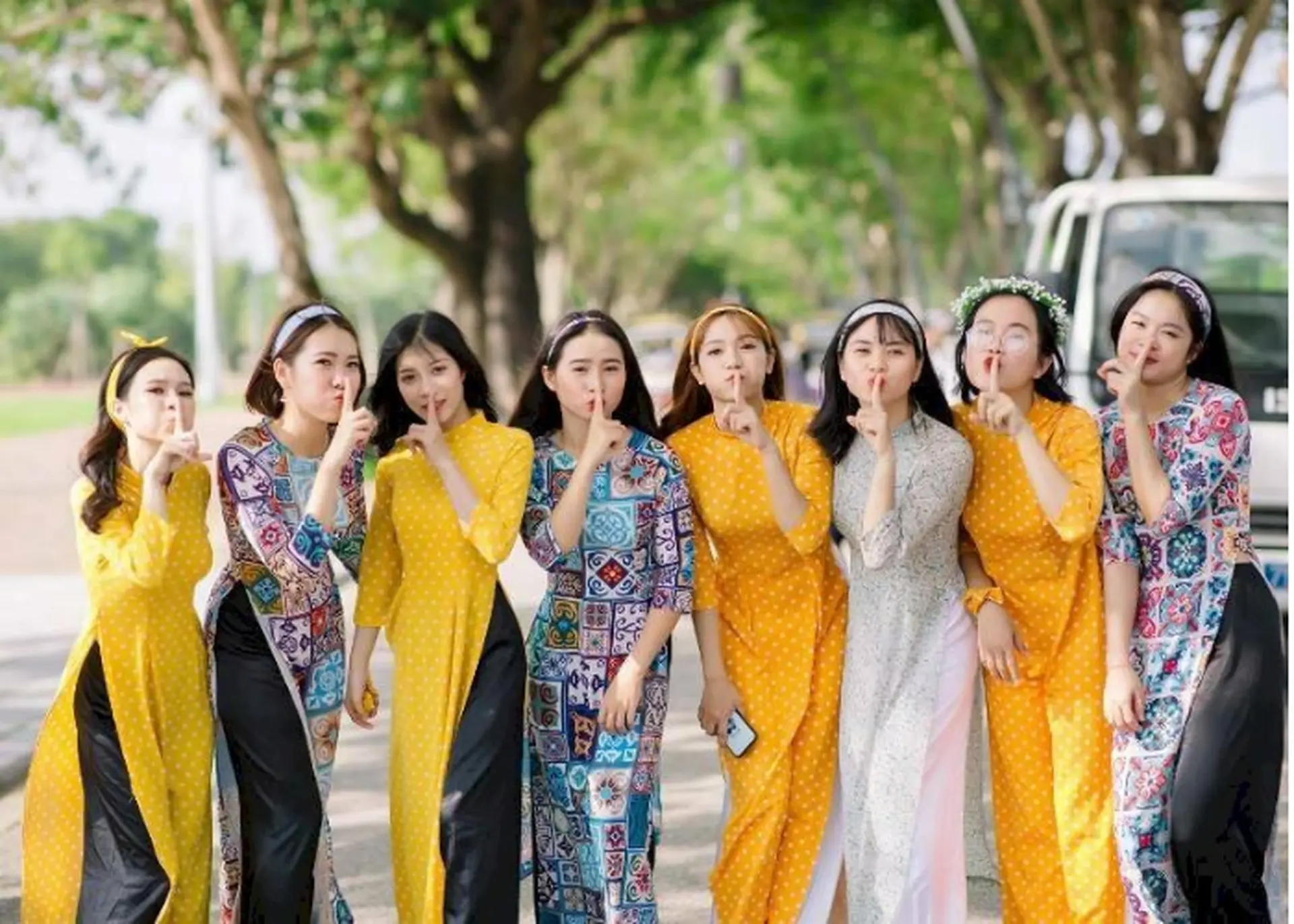 Cách tạo dáng chụp ảnh áo dài nhóm đẹp và tự nhiên để ghi lại khoảnh khắc đáng nhớ