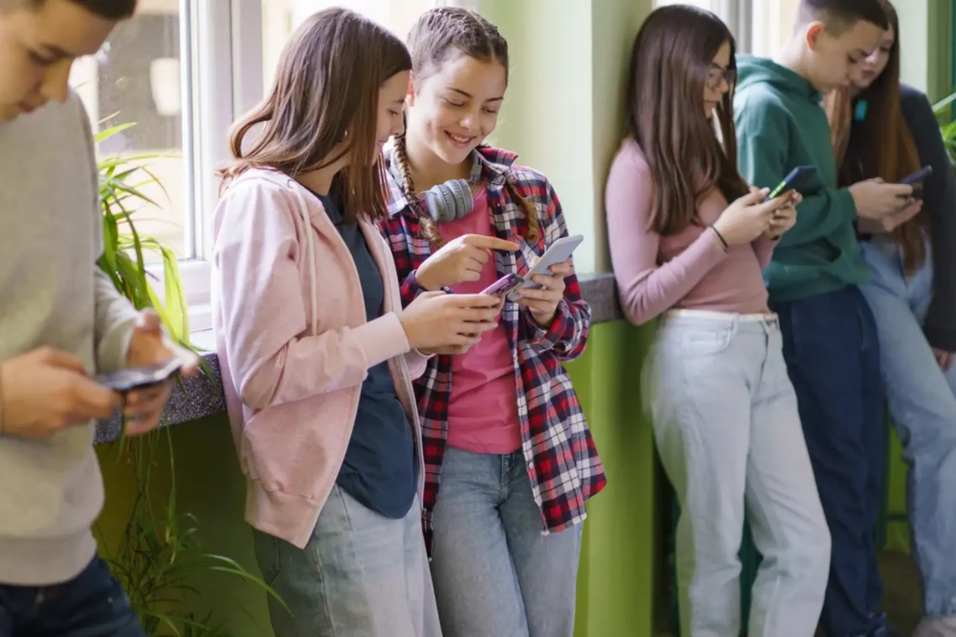 Có nên mua điện thoại cho trẻ 15 tuổi dùng không? Góc nhìn thực tế để phụ huynh quyết định đúng