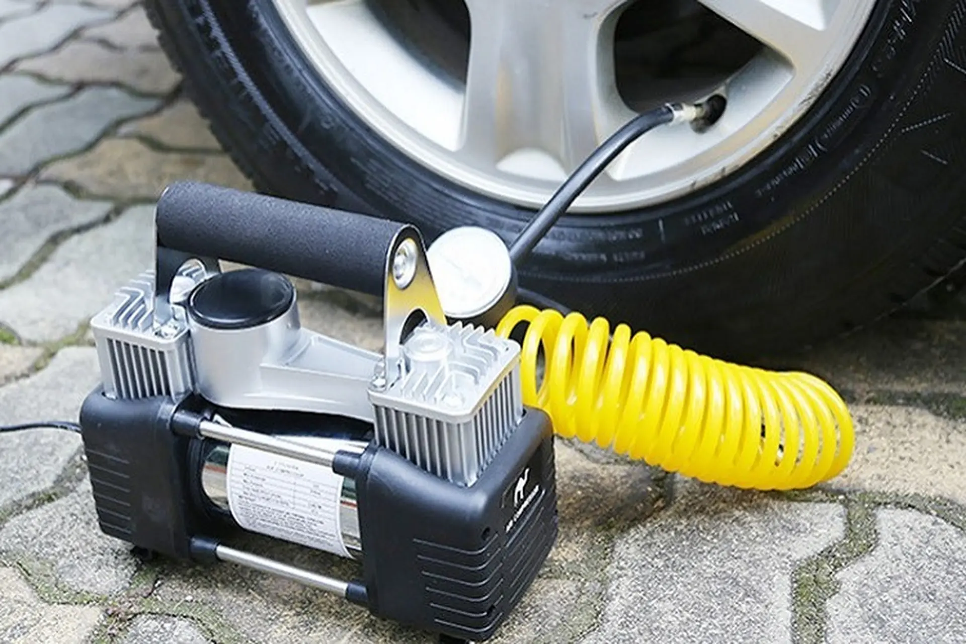 Bơm điện ô tô: Giải pháp khẩn cấp cho mọi chuyến đi xa. Hướng dẫn chọn mua và sử dụng an toàn