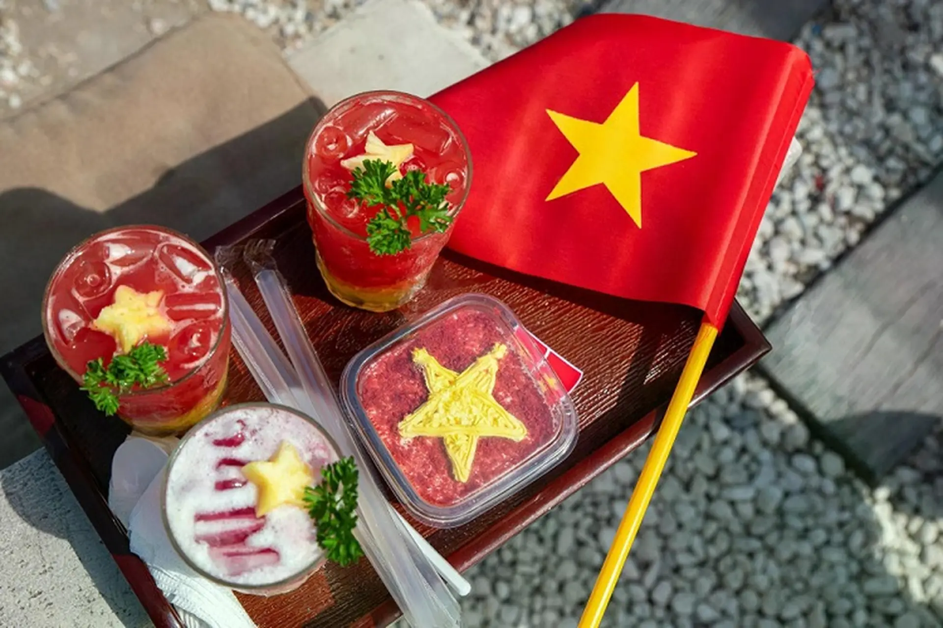 30/4 - 1/5 nên đi quán cà phê nào? Gợi ý 5 quán trang trí chủ đề yêu nước cực chất tại TP Hồ Chí Minh mà bạn không nên bỏ lỡ