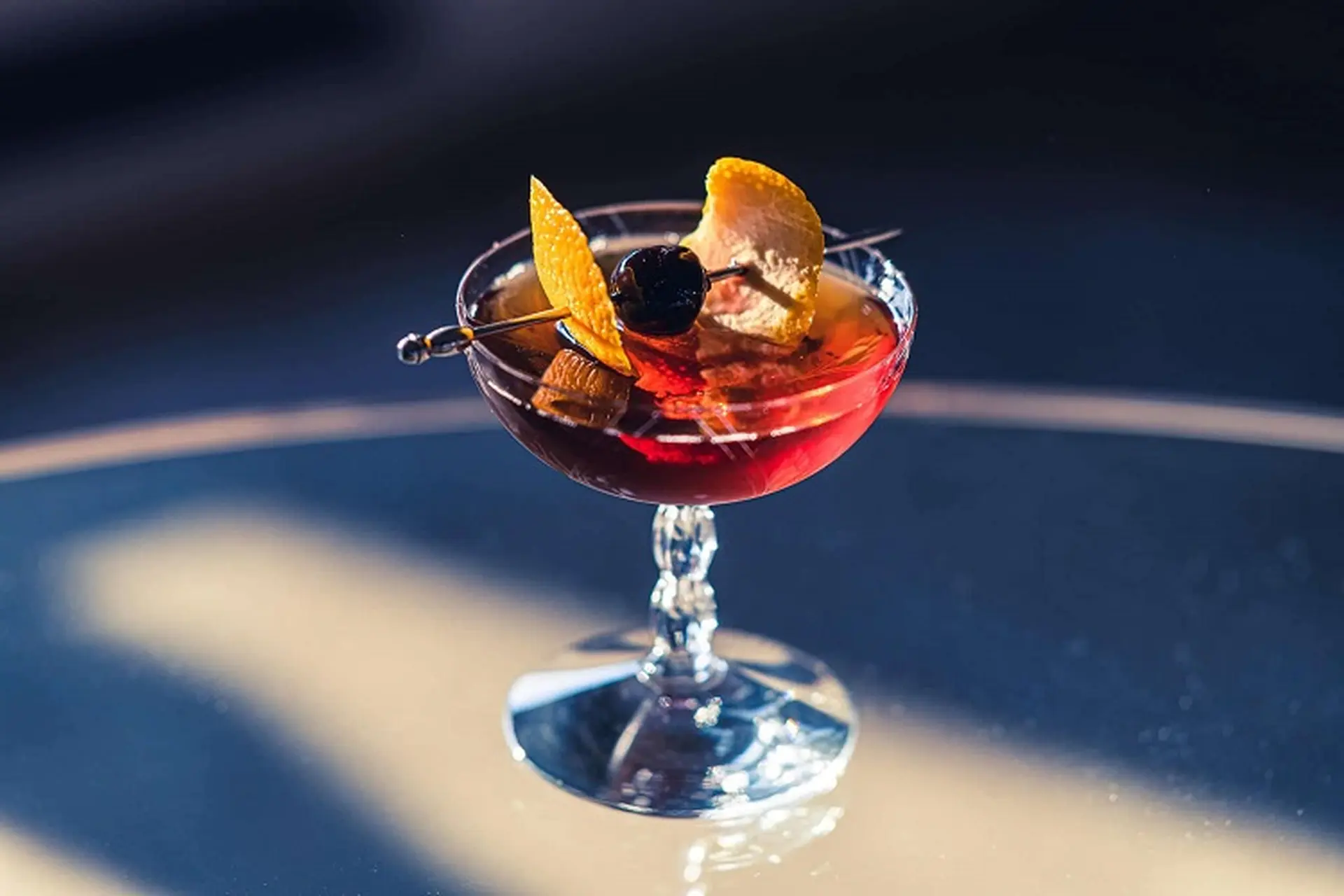 Khám phá hương vị của Cocktail Manhattan qua nguồn gốc lịch sử và hướng dẫn pha chế chuẩn phong cách bartender
