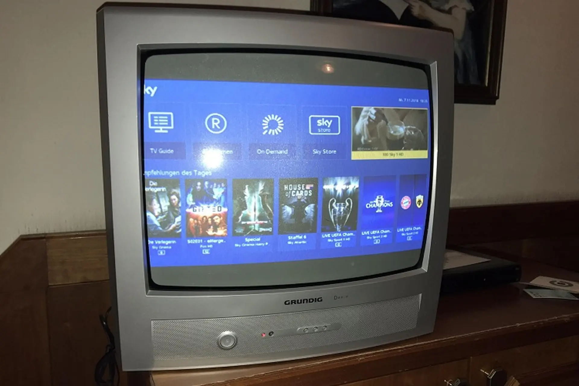 Hướng dẫn chi tiết cách chỉnh màu tivi đời cũ để có trải nghiệm xem phim và giải trí tuyệt vời