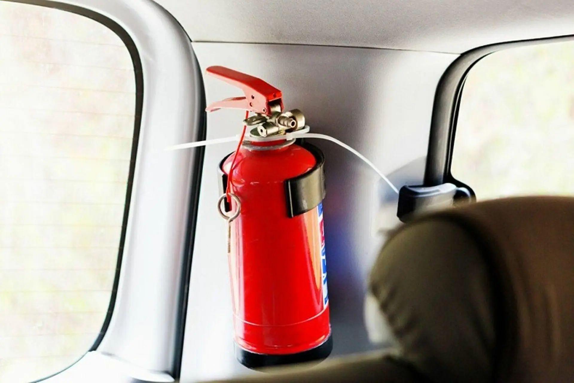Bình chữa cháy ô tô là trang bị bắt buộc? Tìm hiểu quy định và cách chọn loại phù hợp nhất cho xe của bạn