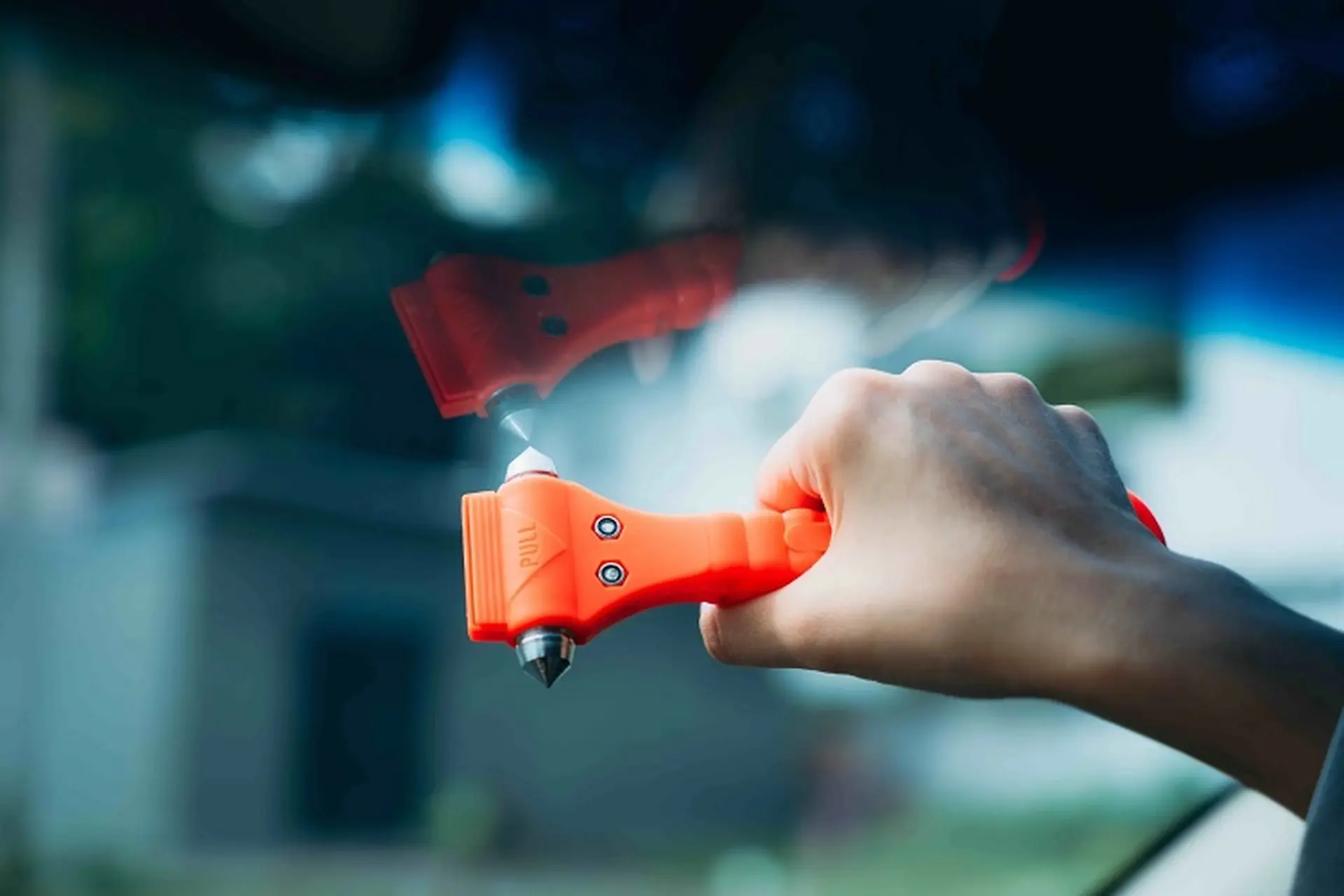 Búa thoát hiểm xe ô tô là gì? Tìm hiểu cách sử dụng búa thoát hiểm xe ô tô và những lưu ý cần thiết