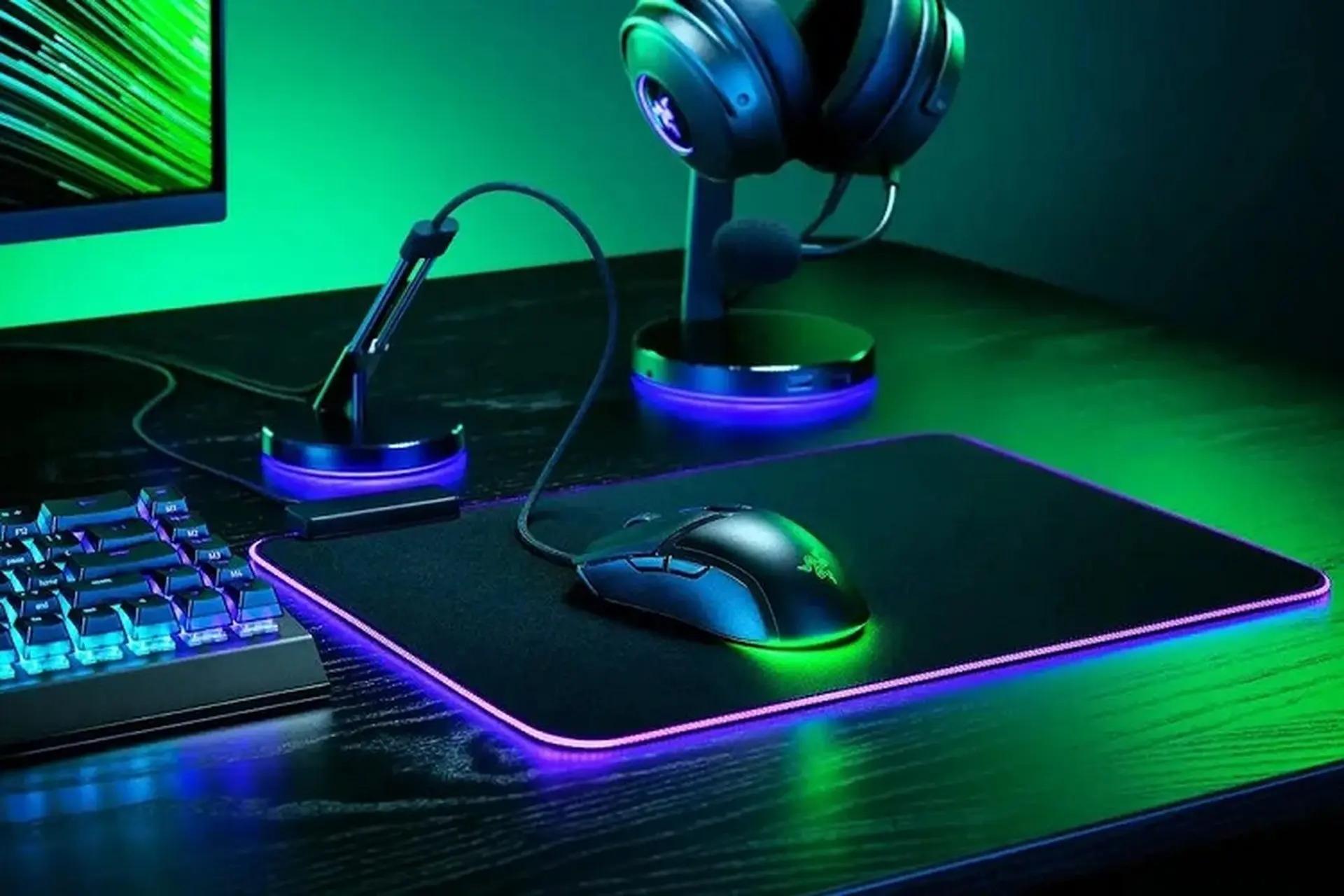 Bàn di chuột phát sáng RGB là gì? Khám phá giải pháp biến góc chiến game của bạn trở nên đẳng cấp hơn