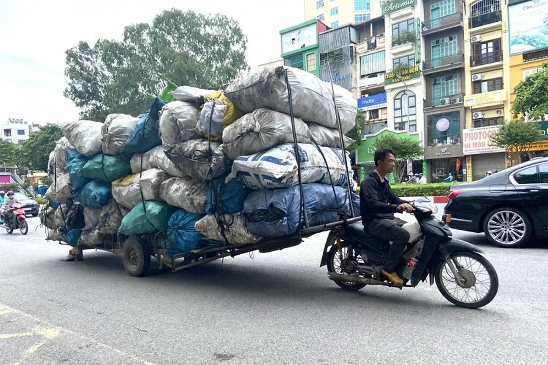 Tìm hiểu kích thước chở hàng xe máy tối đa là bao nhiêu để đảm bảo an toàn giao thông và không bị phạt?