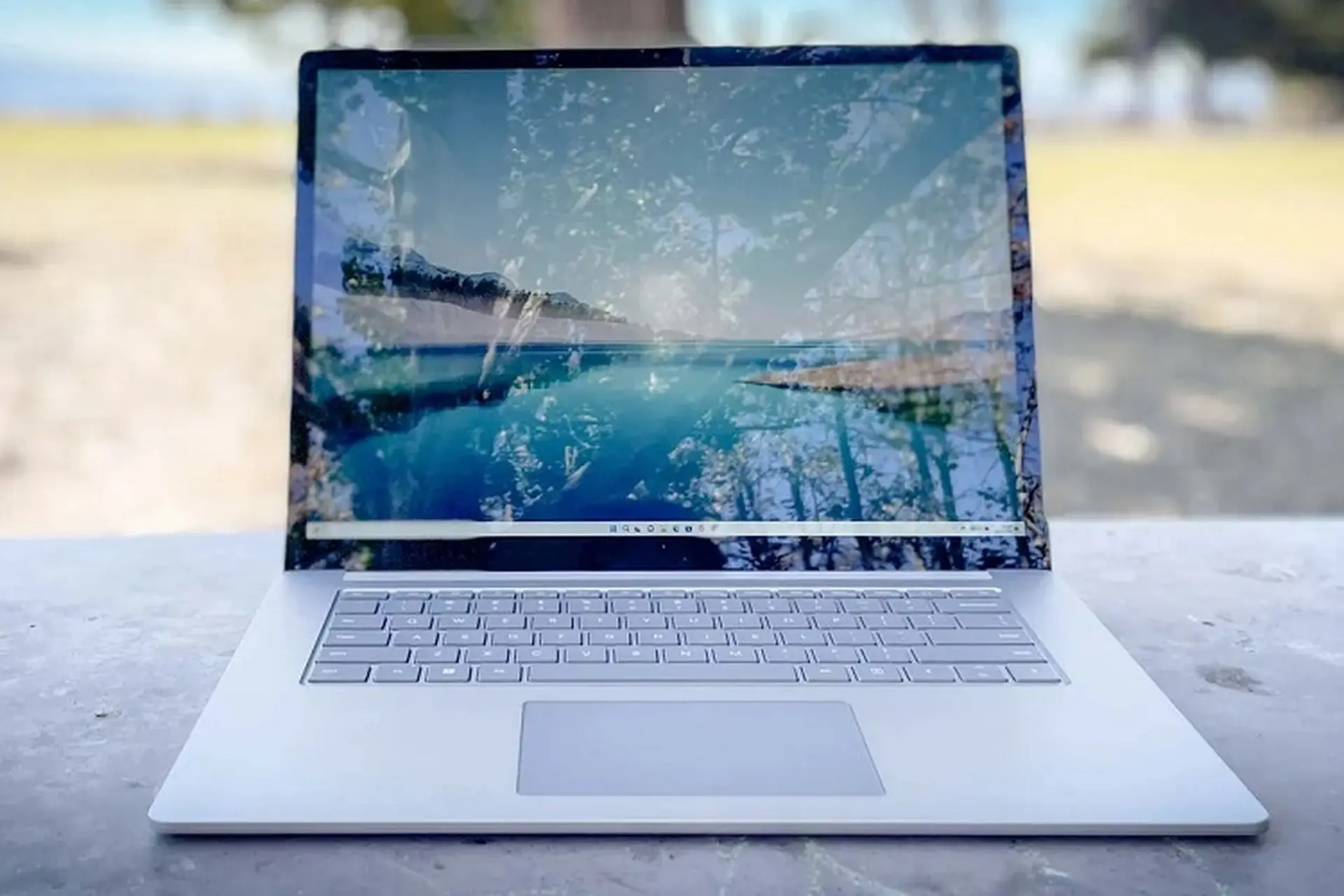 Đánh giá Microsoft Surface Laptop 5 chi tiết về màn hình, bàn phím và hiệu suất xử lý công việc đa nhiệm