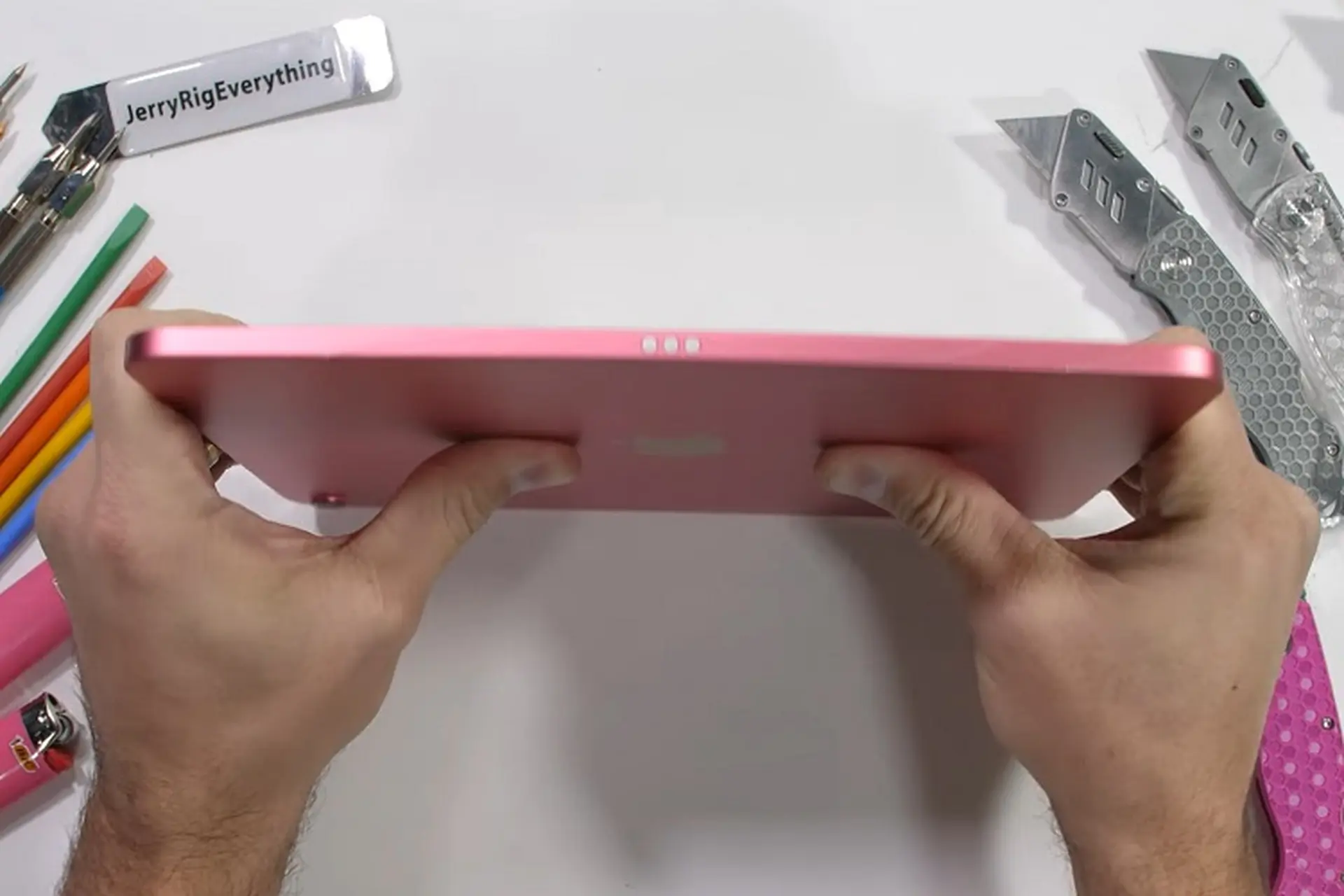 Đánh giá độ bền iPad Gen 10 - Kháng xước, uốn cong và chịu lực ra sao trong thử thách khắc nghiệt?