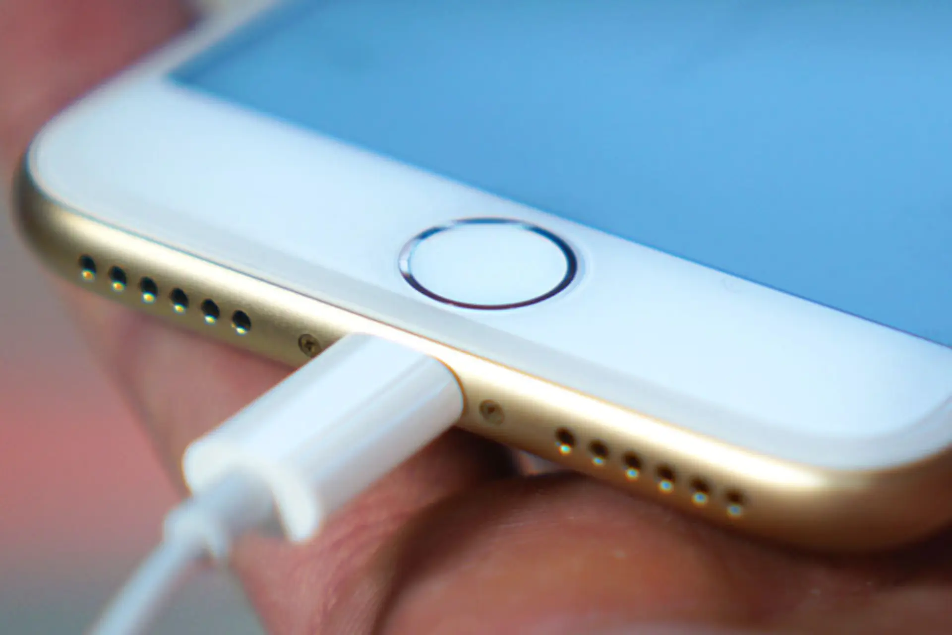 Củ sạc iPhone 7 Plus bao nhiêu W? Có nên dùng củ sạc công suất cao để sạc nhanh hơn?