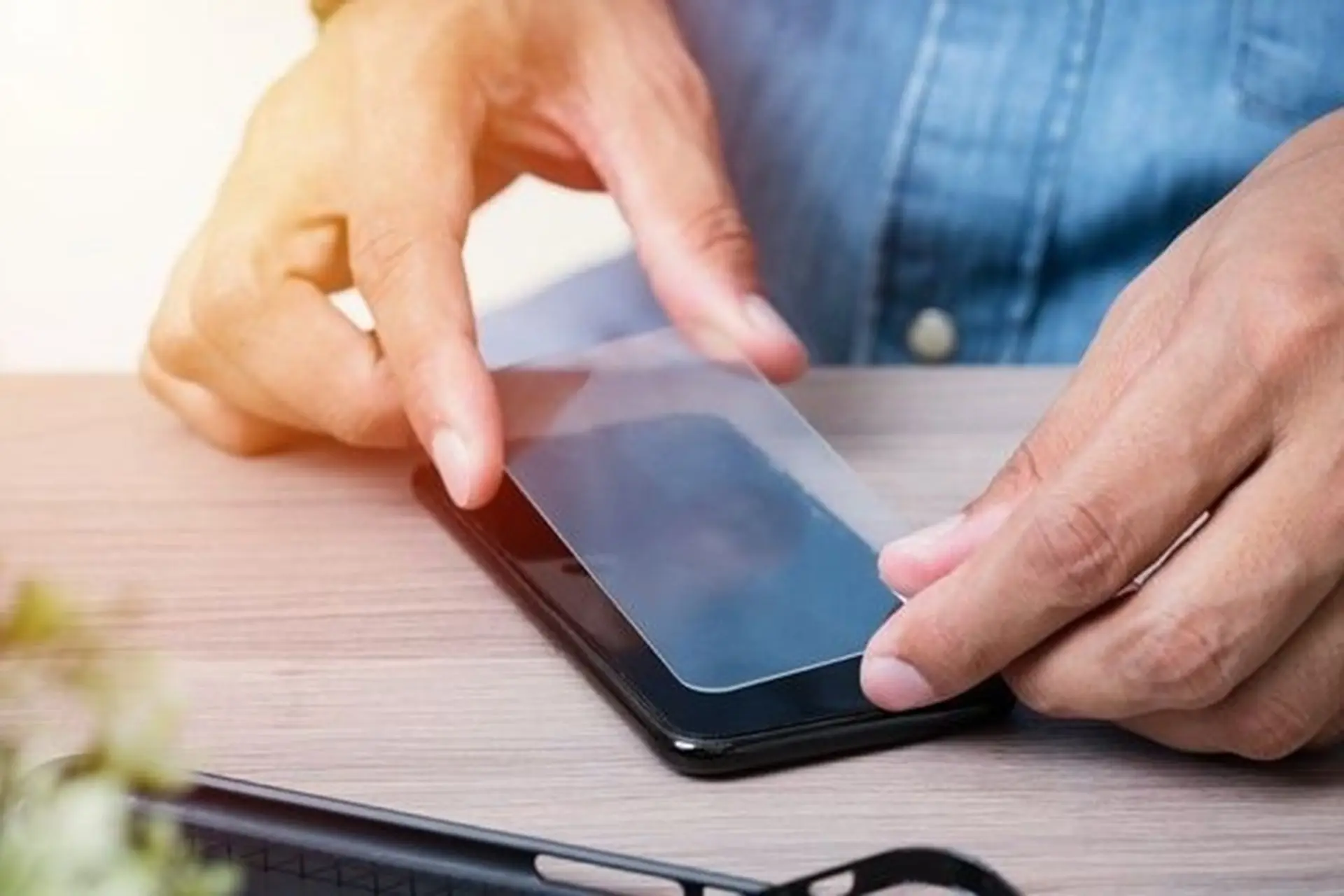 Dán kính cường lực bao nhiêu tiền? Bảng giá chi tiết, các loại kính phổ biến và địa chỉ dán uy tín bạn nên biết