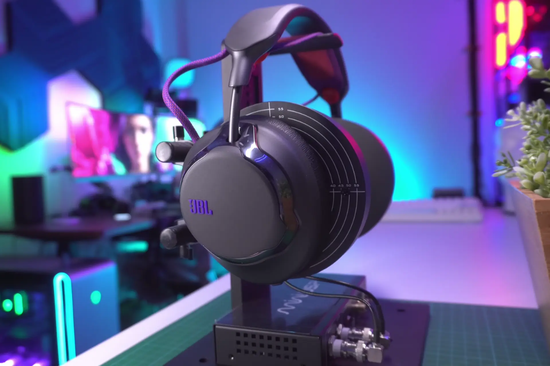 Đánh giá tai nghe JBL Quantum 950: Âm thanh không gian 7.1 ấn tượng, pin thay nhanh tiện lợi