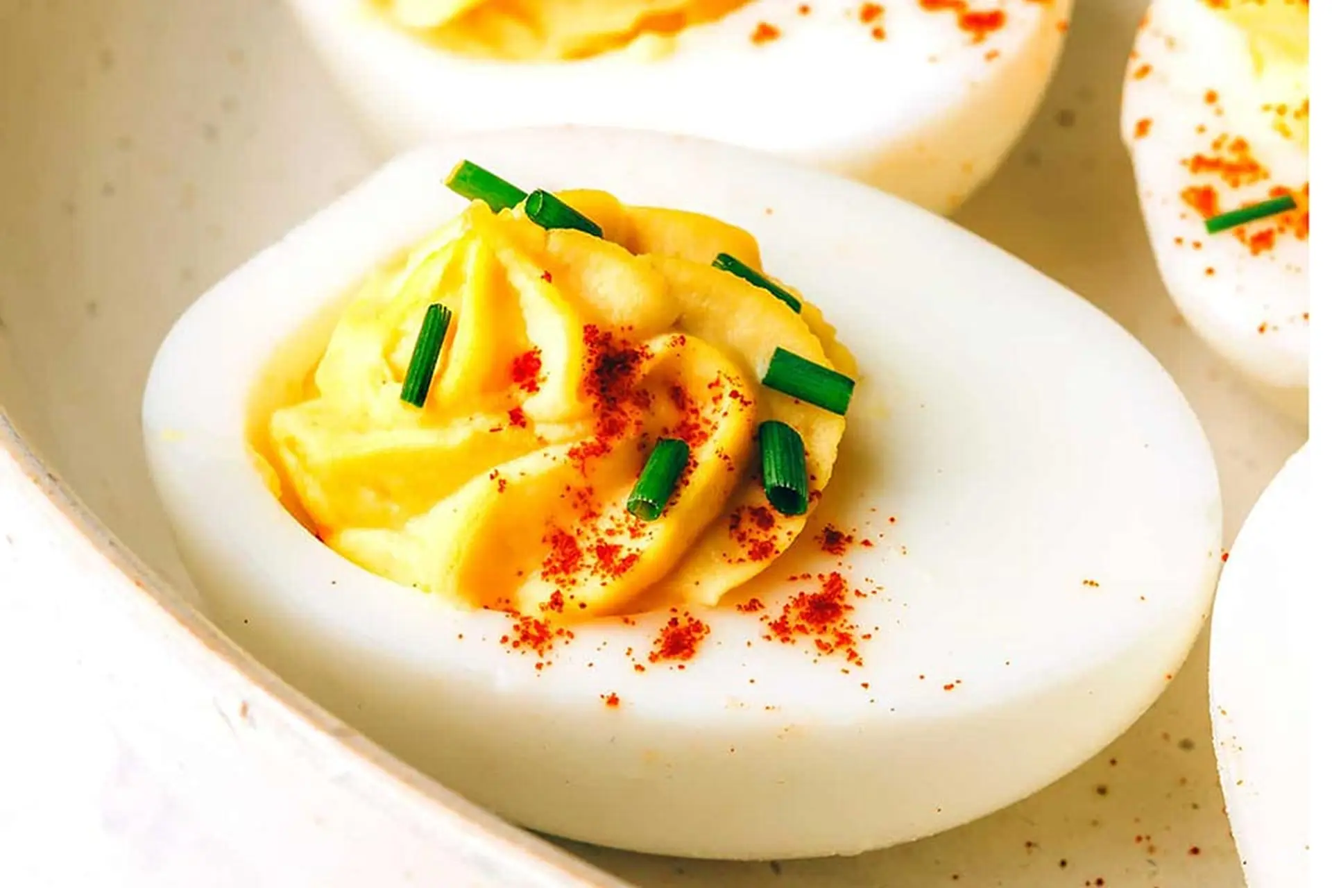 Bí quyết làm Deviled Egg đơn giản, ngon miệng và mới lạ cho mọi buổi tiệc tùng