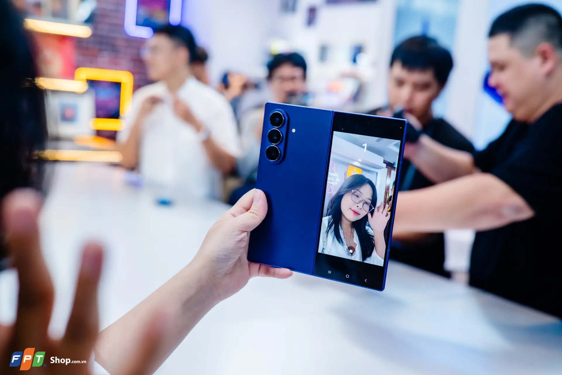 Điện thoại gập camera trước có góc rộng không? Tìm hiểu về thông số camera trước chi tiết