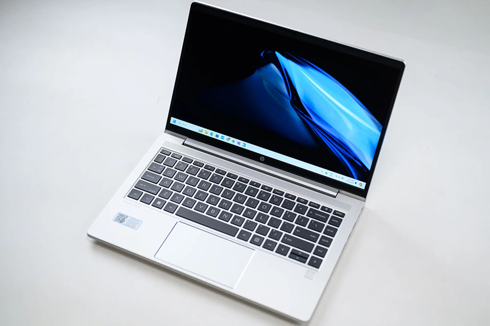 Đánh giá HP ProBook 445 G10: Laptop văn phòng mạnh mẽ với thiết kế mỏng nhẹ, pin lâu
