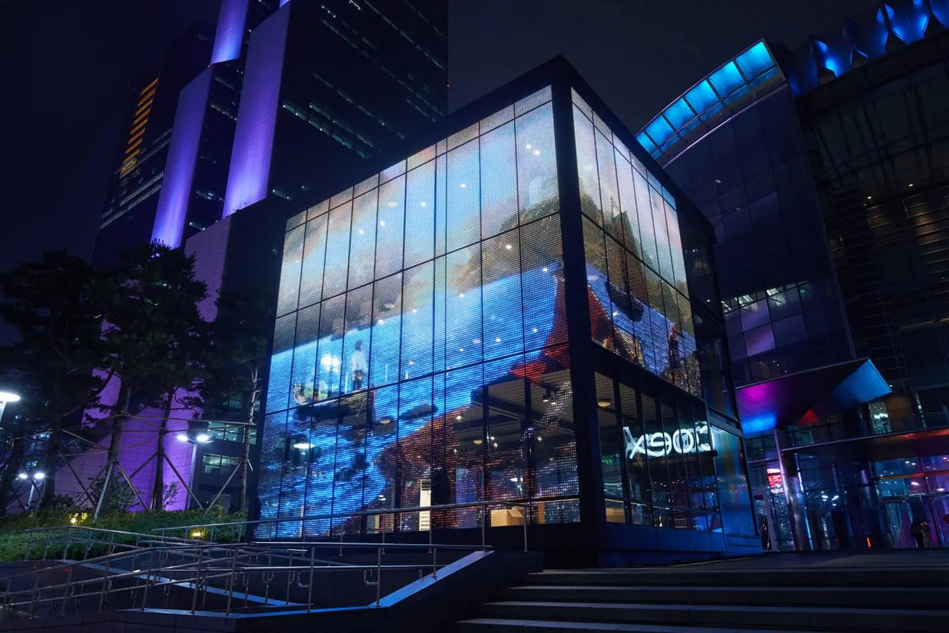 Màn hình LED trong suốt là gì? Khám phá xu hướng hiển thị phong cách tương lai của đô thị thông minh