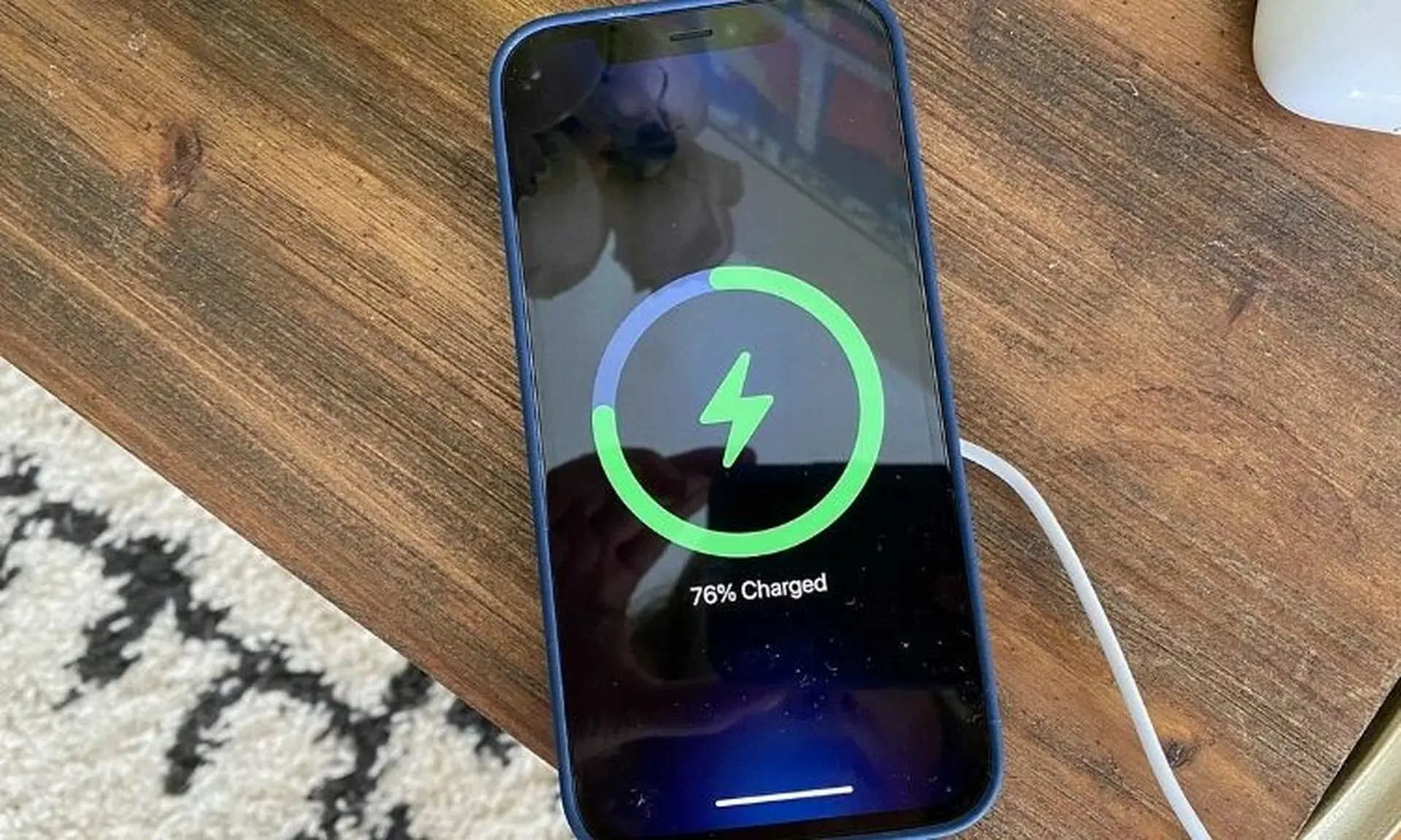 N&ecirc;n sạc pin đến bao nhi&ecirc;u phần trăm l&agrave; tốt nhất cho điện thoại?