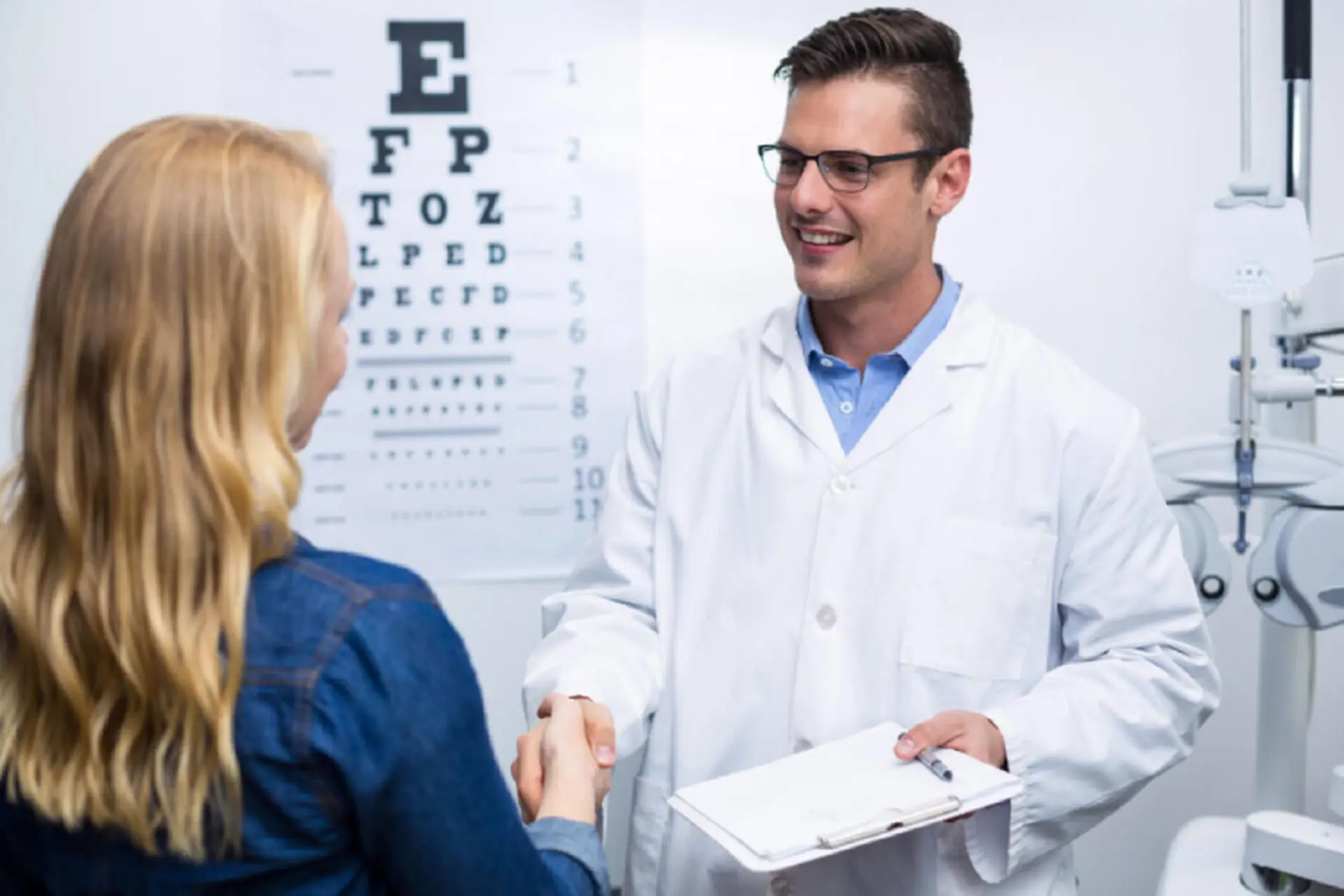 Optiker là gì trong tiếng Đức? Tìm hiểu công việc, vai trò và sự khác biệt với bác sĩ nhãn khoa