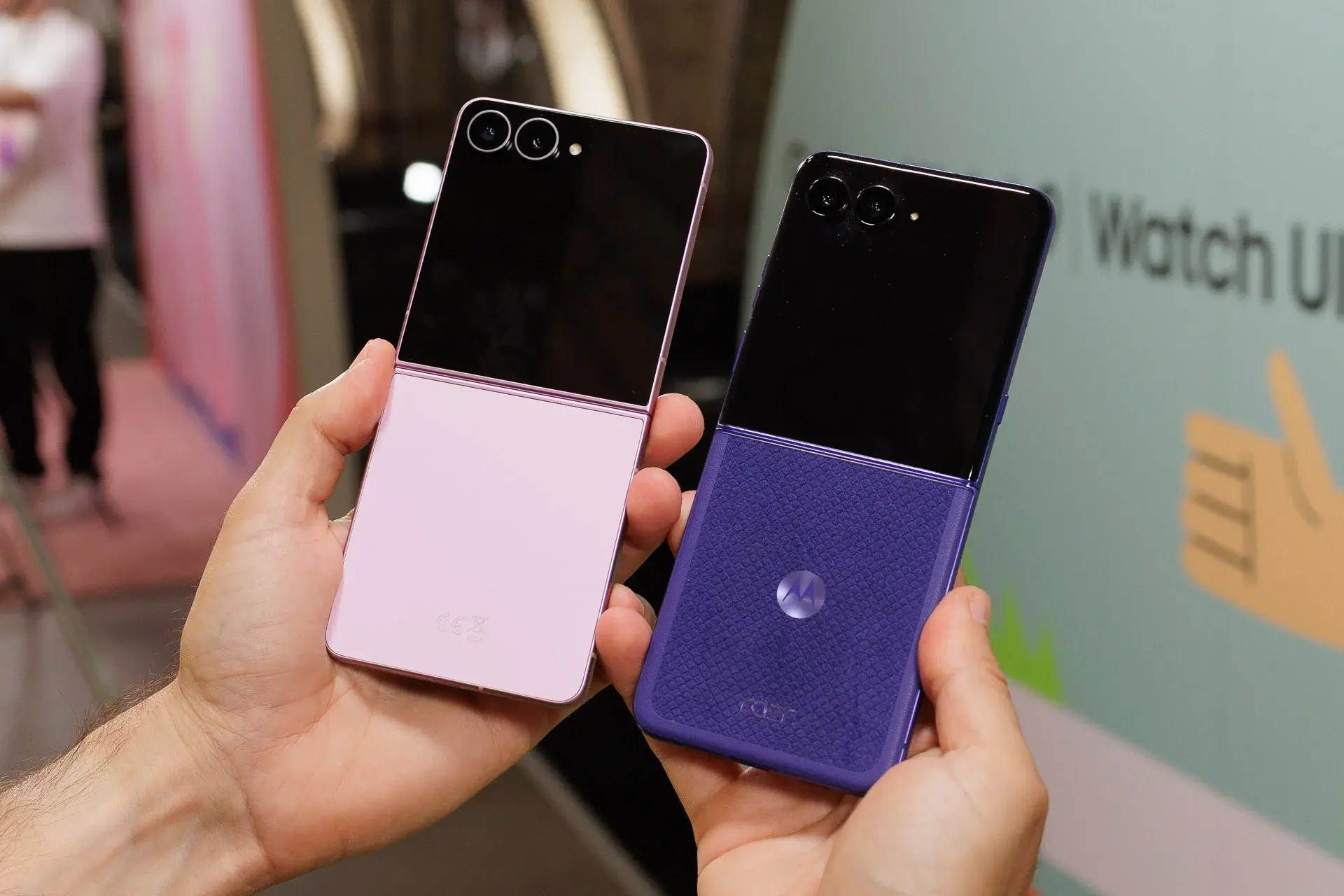 So sánh Samsung Z Flip 8 và Razr Ultra: Khác biệt về thiết kế, AI, camera và pin