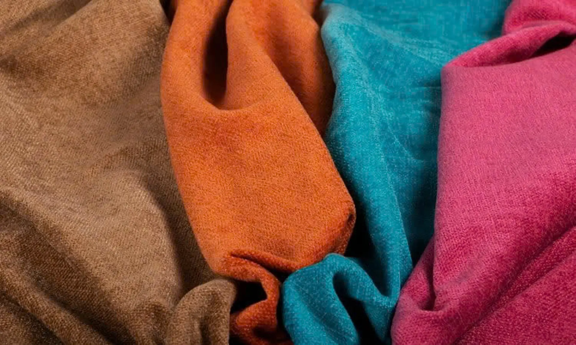 Vải Chenille là gì? Ưu điểm, nhược điểm và ứng dụng chất liệu vải cao cấp này trong nội thất 2024