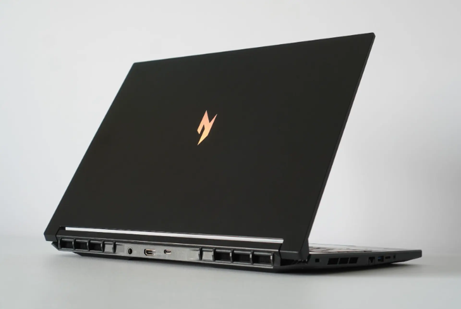 Đánh giá Acer Nitro ProPanel ANV16-72-71T9: RTX 5060, màn hình 180 Hz và sức mạnh AI cho thế hệ người dùng thời đại mới