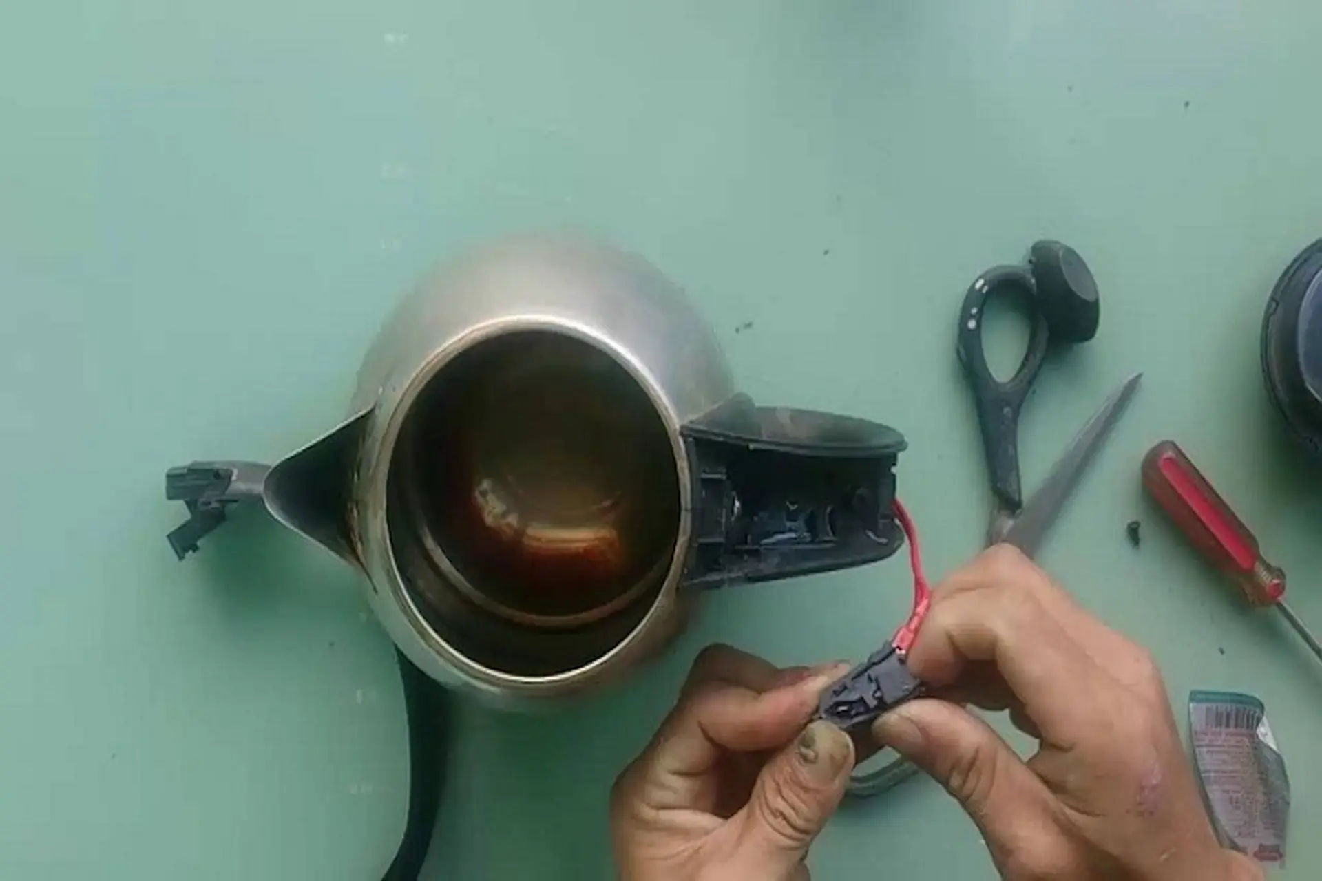 Ấm siêu tốc bị hỏng có nên sửa dùng tiếp? Khi nào nên sửa, khi nào nên đổi mới