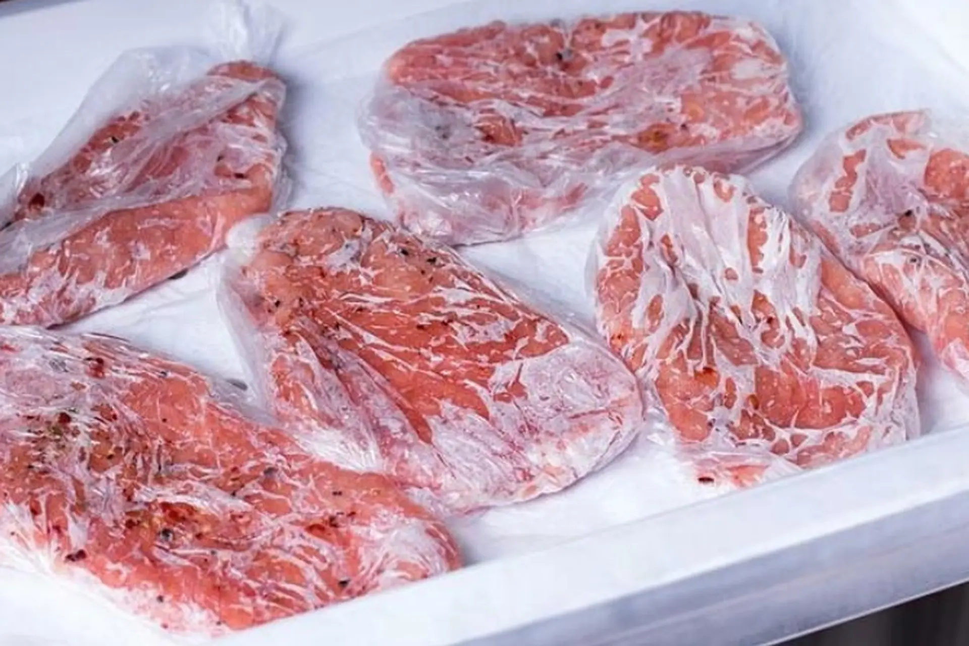 Ăn thịt đông lạnh có tốt không? Hướng dẫn bảo quản, rã đông và chế biến an toàn