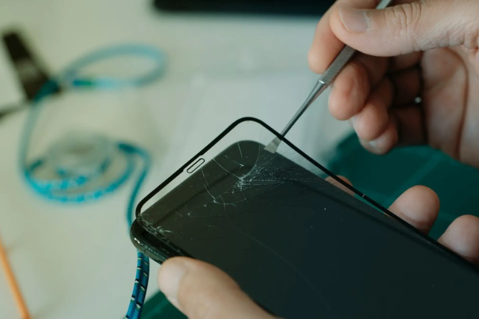 Hướng dẫn cách tháo kính cường lực tại nhà bằng 3 cách khác nhau và những lưu ý khi thực hiện