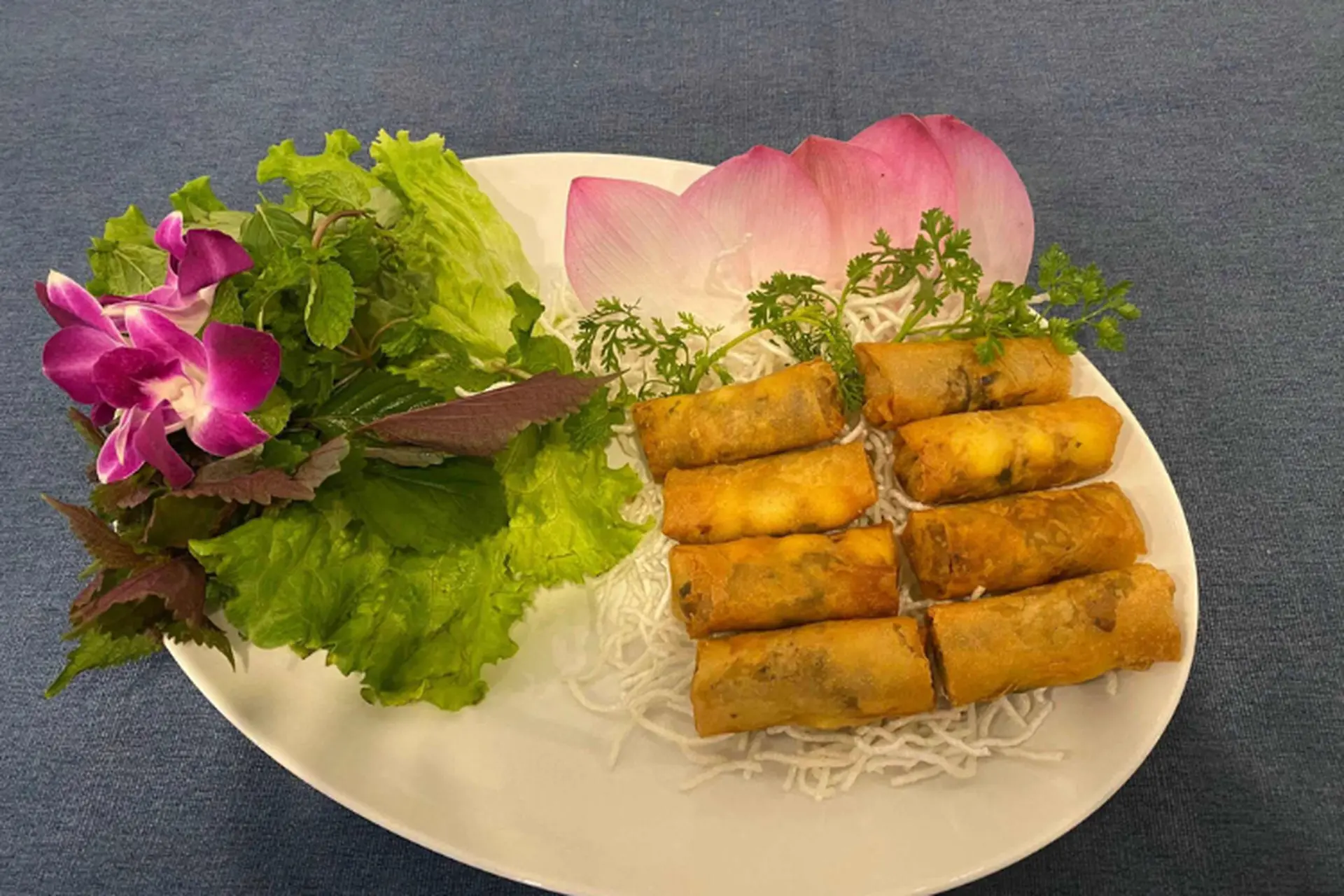 Cách làm chả giò hạt sen với nhân hạt sen bùi béo tạo nên hương vị đặc biệt khó quên