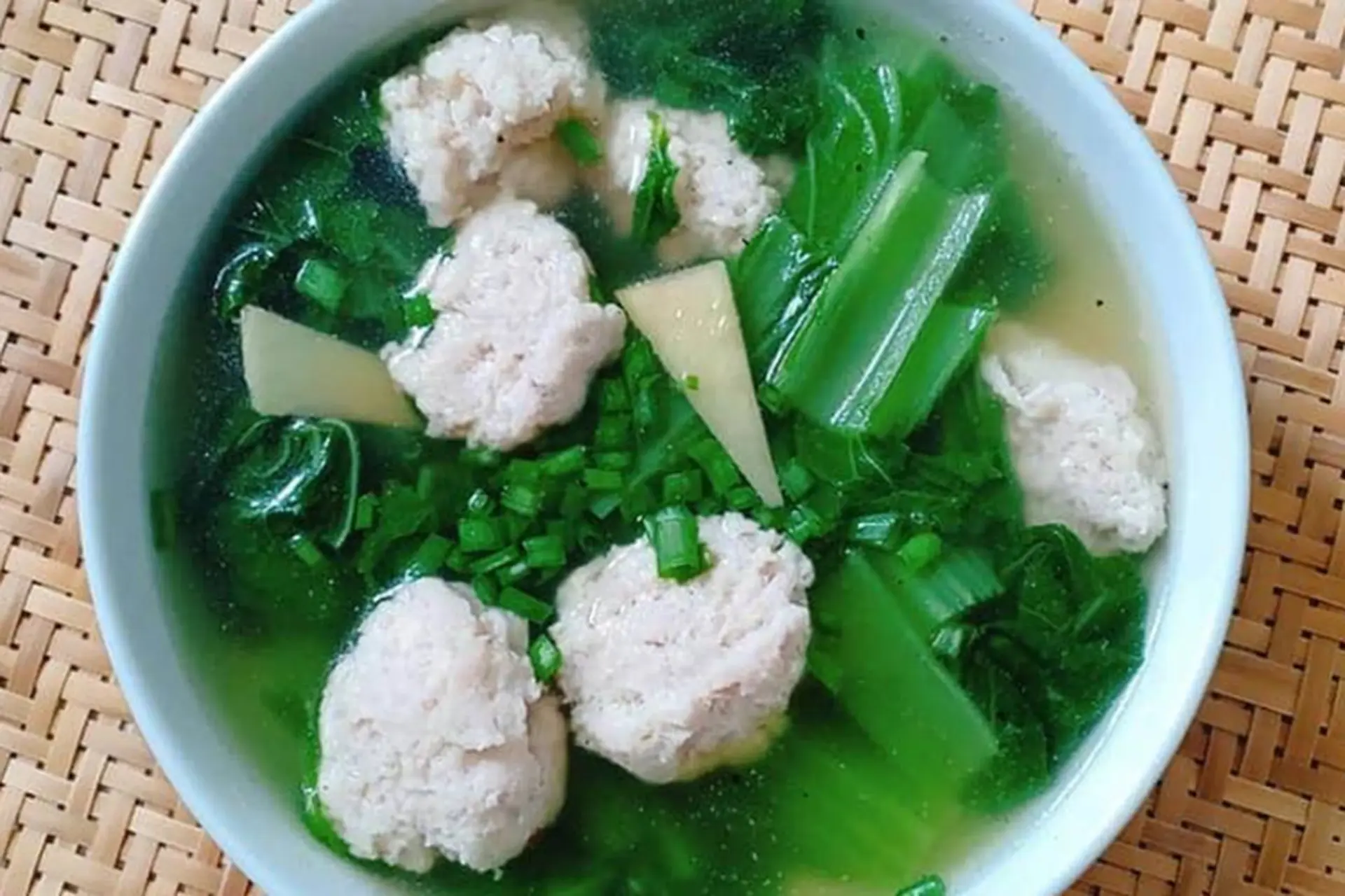 Cách nấu canh cải bẹ xanh cá thác lác giải nhiệt cho cả gia đình trong mùa hè oi bức