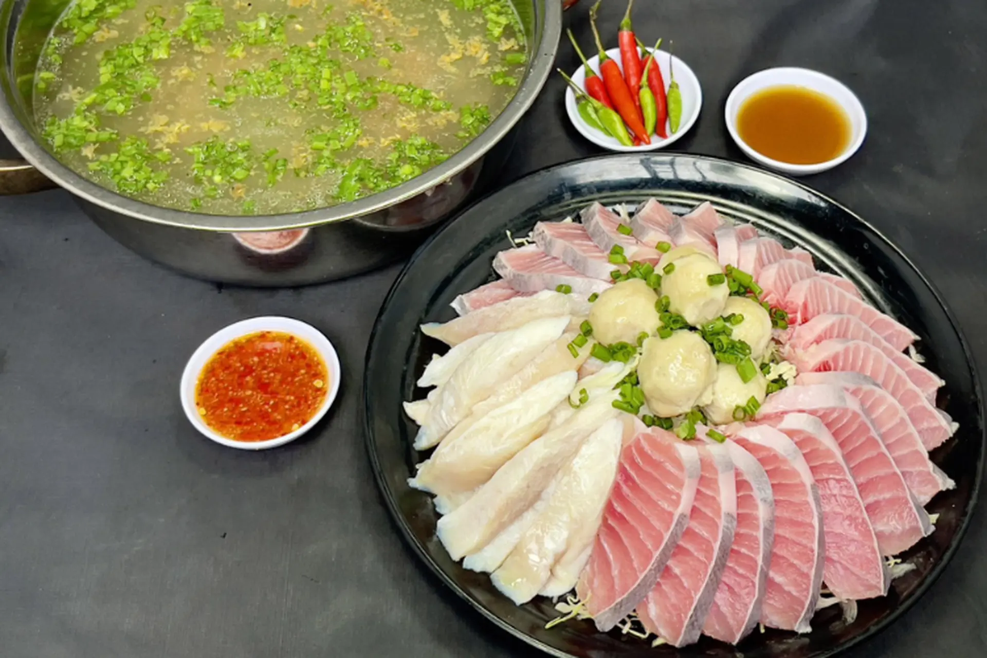 Công thức nấu lẩu cá ngừ đại dương thơm ngon, không tanh cho mâm cơm gia đình thêm hấp dẫn