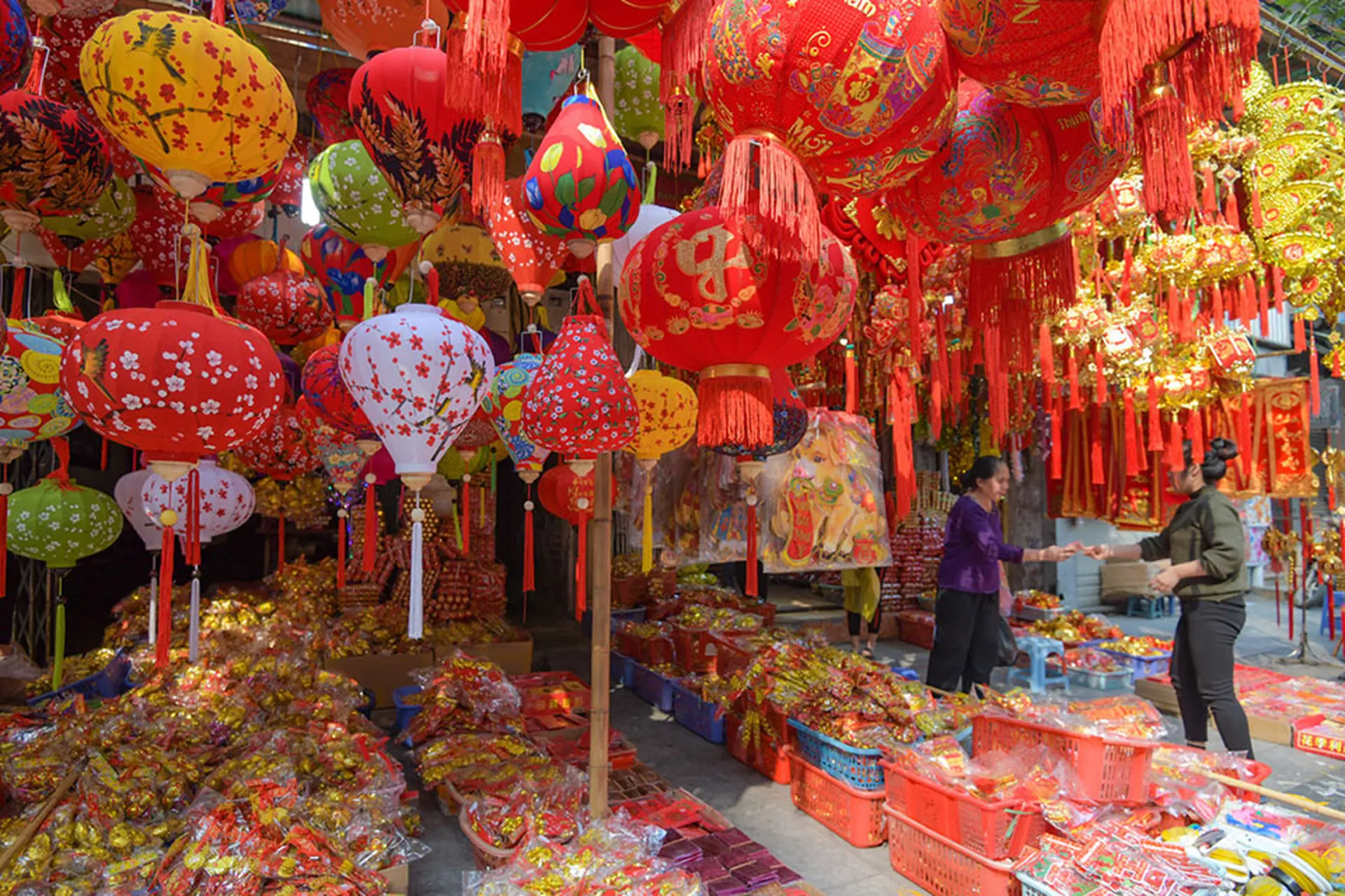 Bí kíp chụp ảnh chợ Tết đẹp như mơ để ghi lại những khoảnh khắc độc đáo ngày xuân