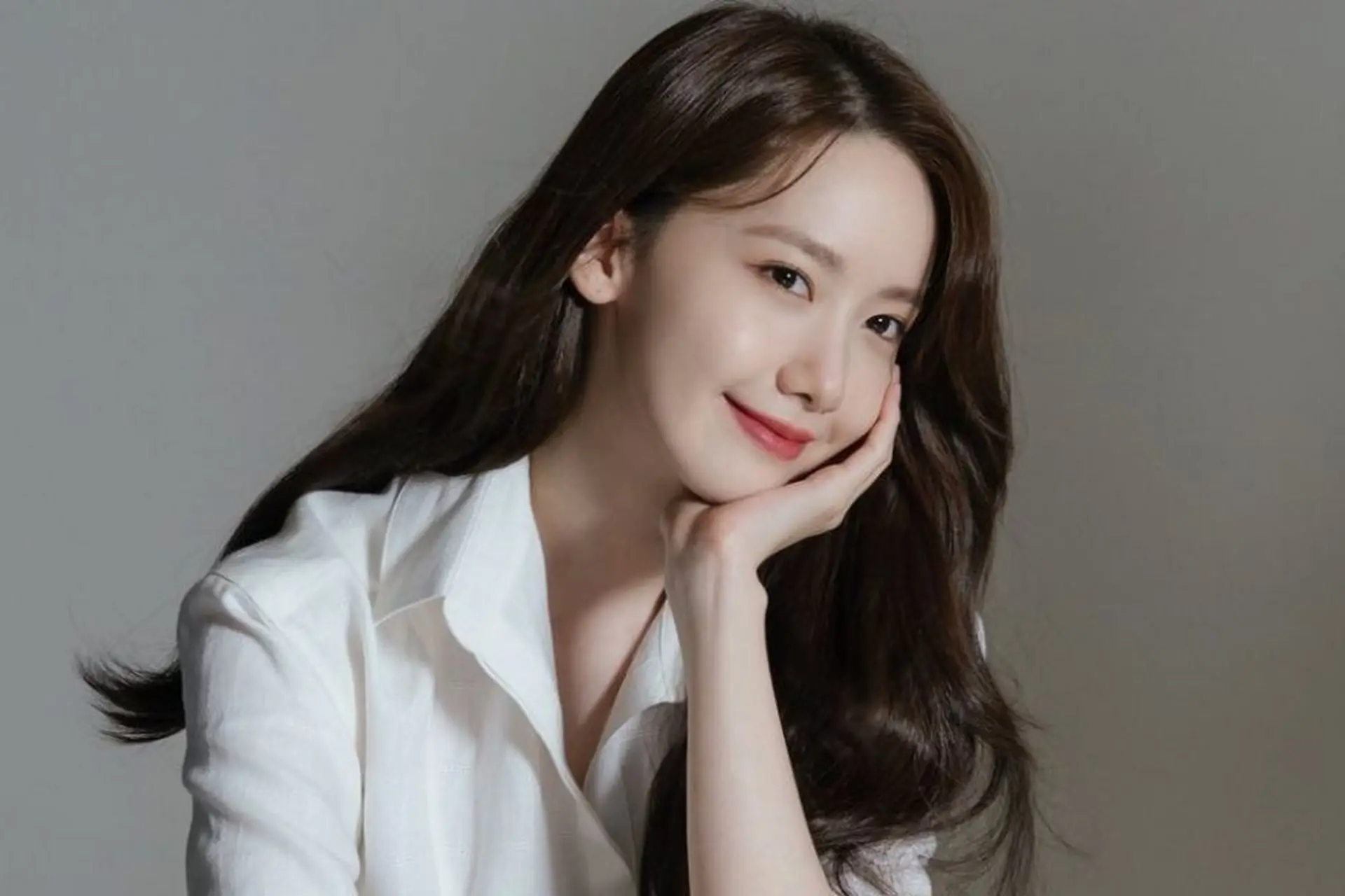 Ảnh gái xinh khoe hàng: Phân tích tác động, pháp luật và đạo đức trong thế giới số hiện nay