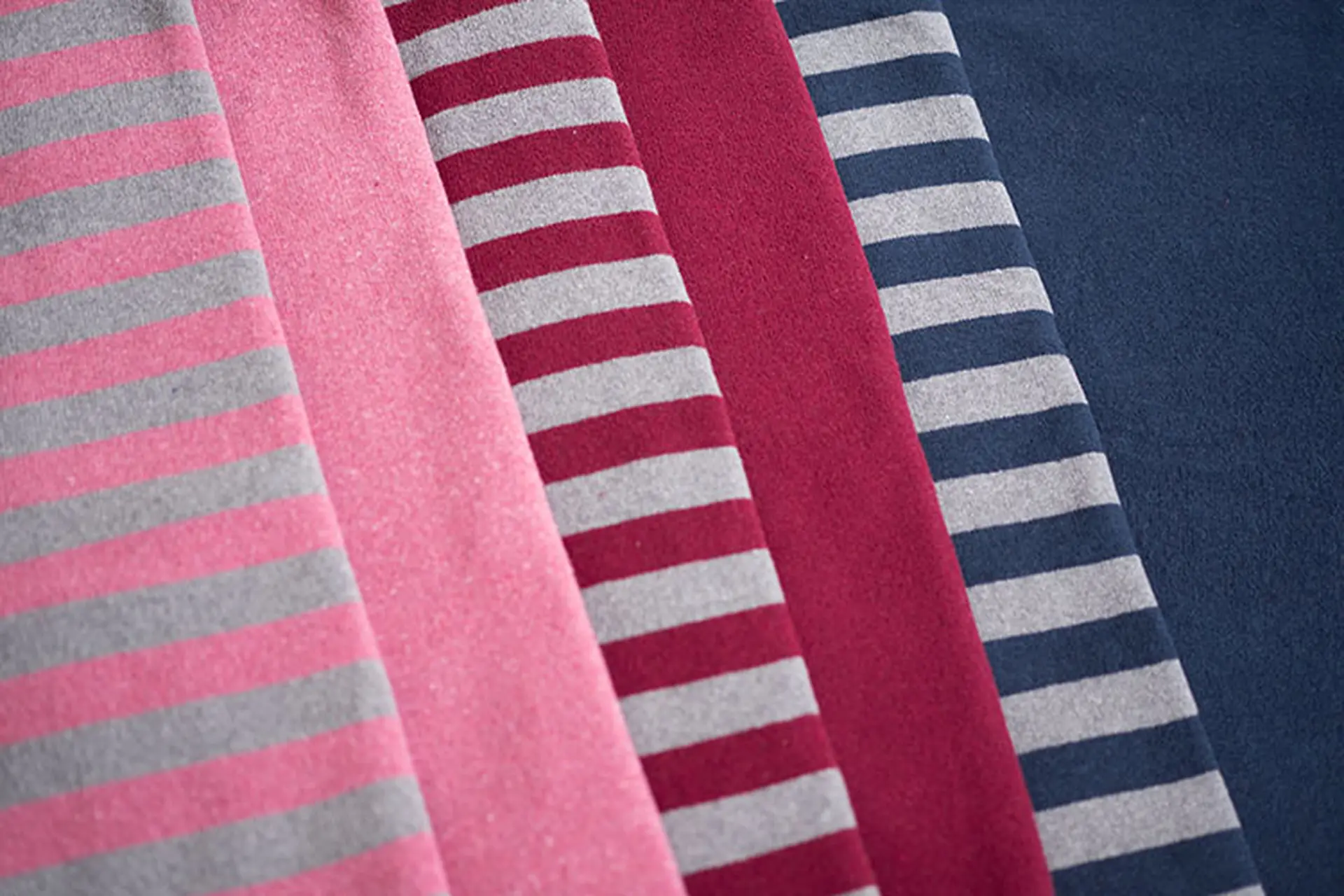 Vải Jersey là gì? Tìm hiểu bí quyết tạo nên những bộ trang phục thoải mái, năng động cho mọi hoạt động