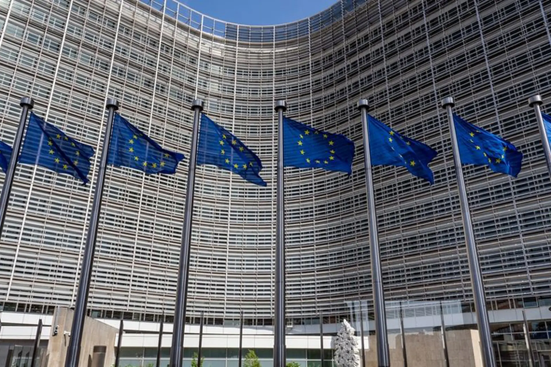 Apple và Meta bị EU phạt vì vi phạm Đạo luật Thị trường Số (DMA)