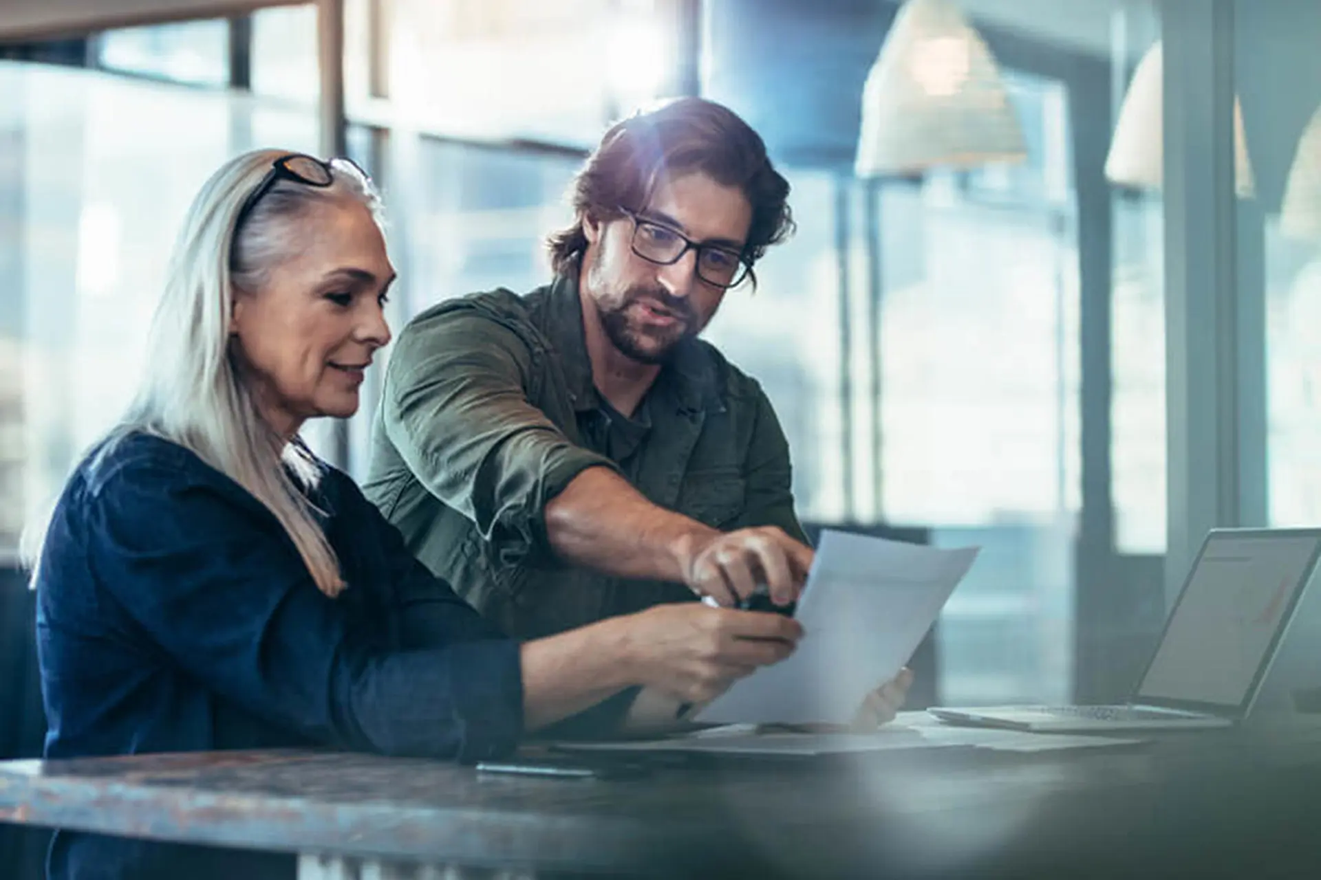 Associate Director là gì? Giấc mơ của dân công sở hay áp lực ngàn cân trên vai?
