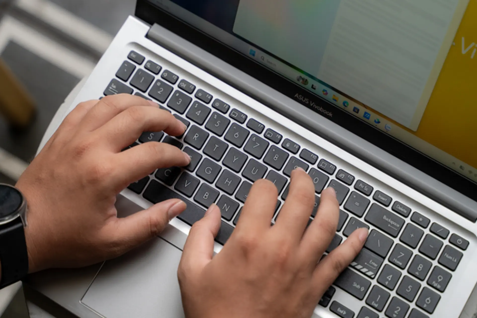 ASUS VivoBook 15 pin dùng được bao lâu? Đánh giá thời lượng pin thực tế 2026