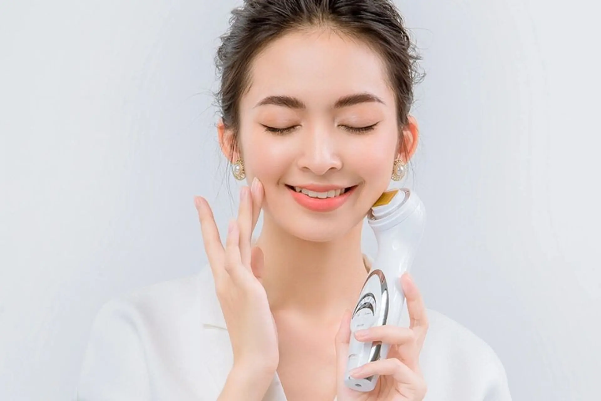 Bà bầu có được dùng máy massage mặt không? Những lợi ích làm đẹp an toàn mẹ bầu nên biết