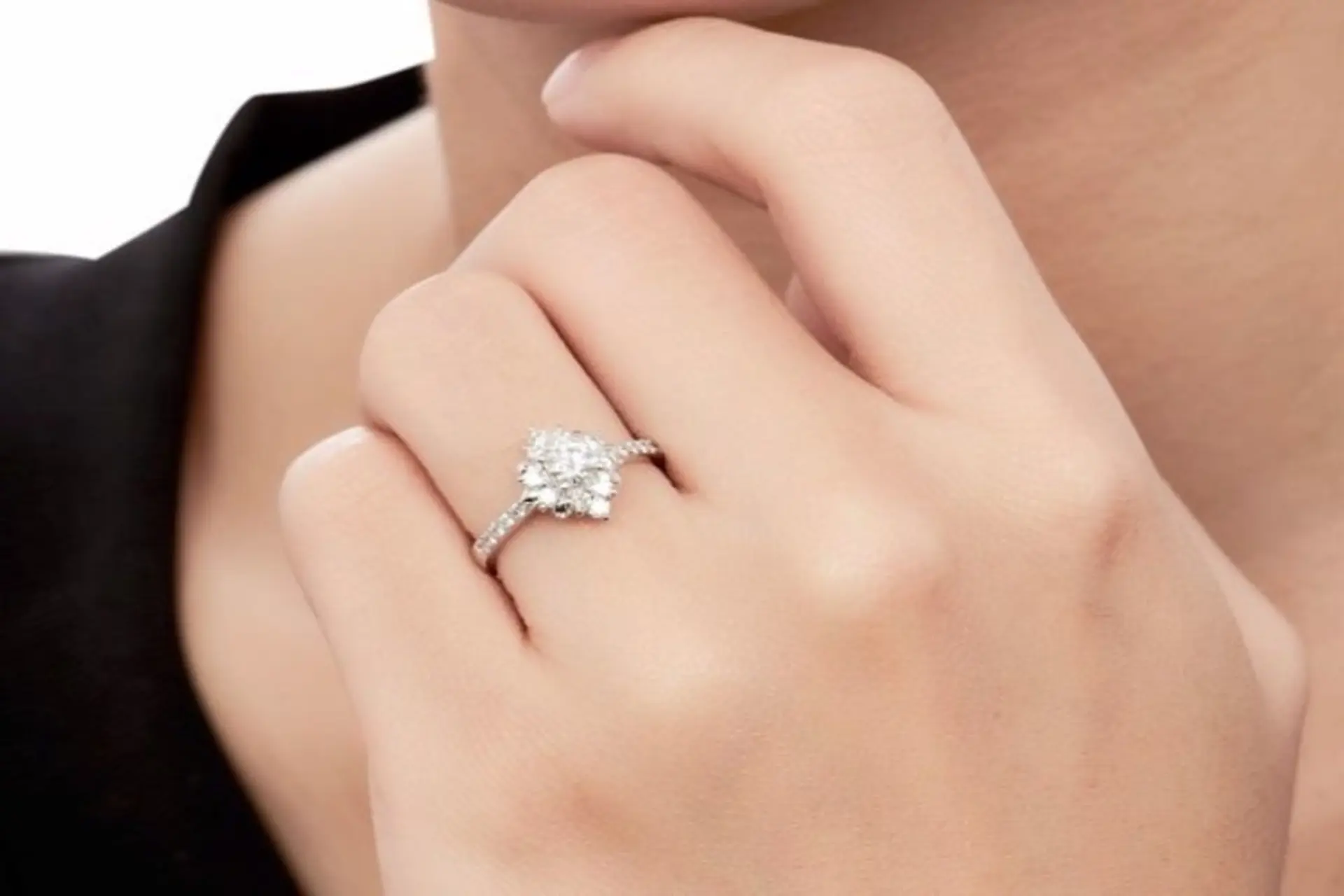 Bạch kim và vàng trắng cái nào đắt hơn? So sánh chi tiết về giá trị, ưu điểm và ứng dụng