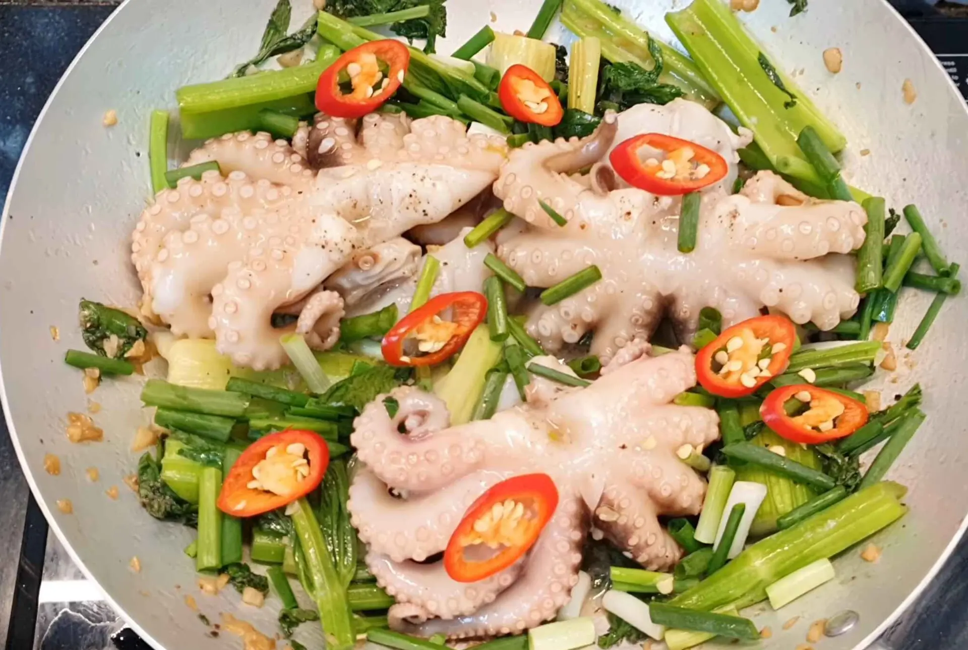 Cách làm bạch tuộc xào cần tây giòn ngon, đậm đà, hấp dẫn cho bữa cơm gia đình