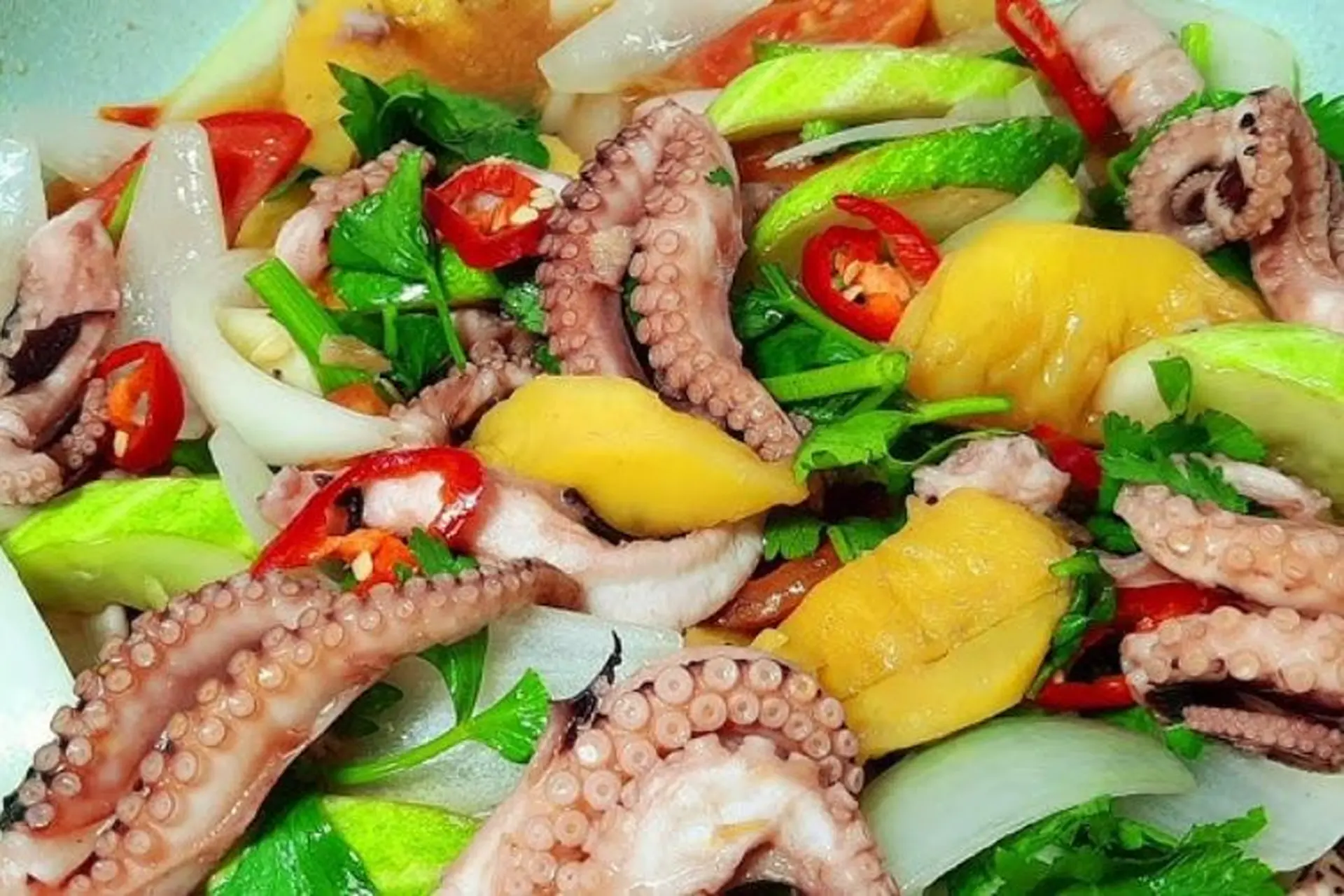 Vào bếp trổ tài làm món bạch tuộc xào dứa thơm ngon, hấp dẫn chiêu đãi cả gia đình
