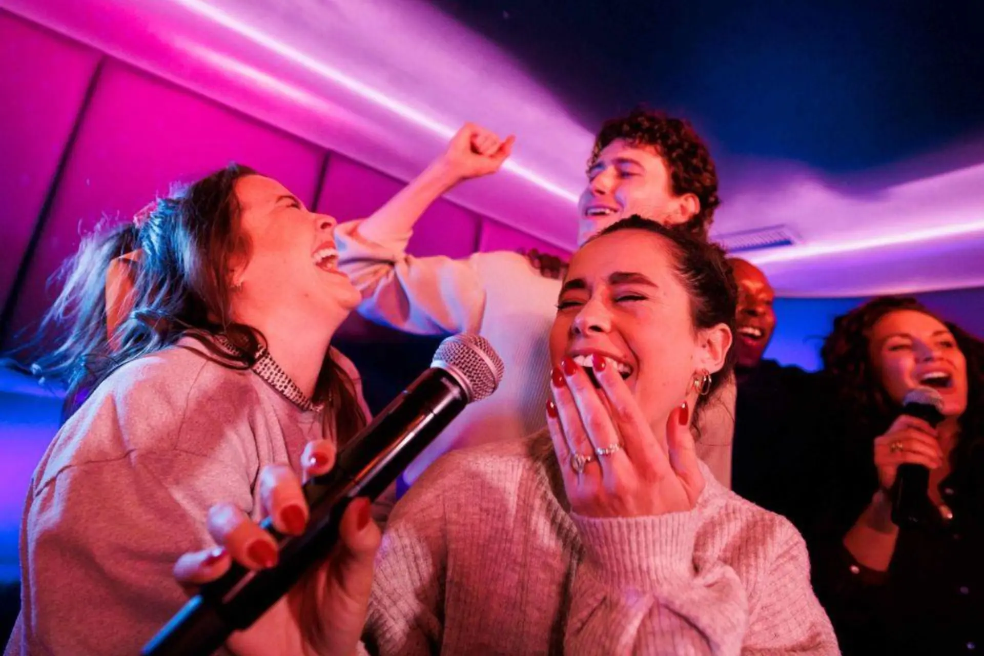 Top bài hát karaoke sôi động hay nhất 2026 giúp bữa tiệc của bạn thêm bùng nổ