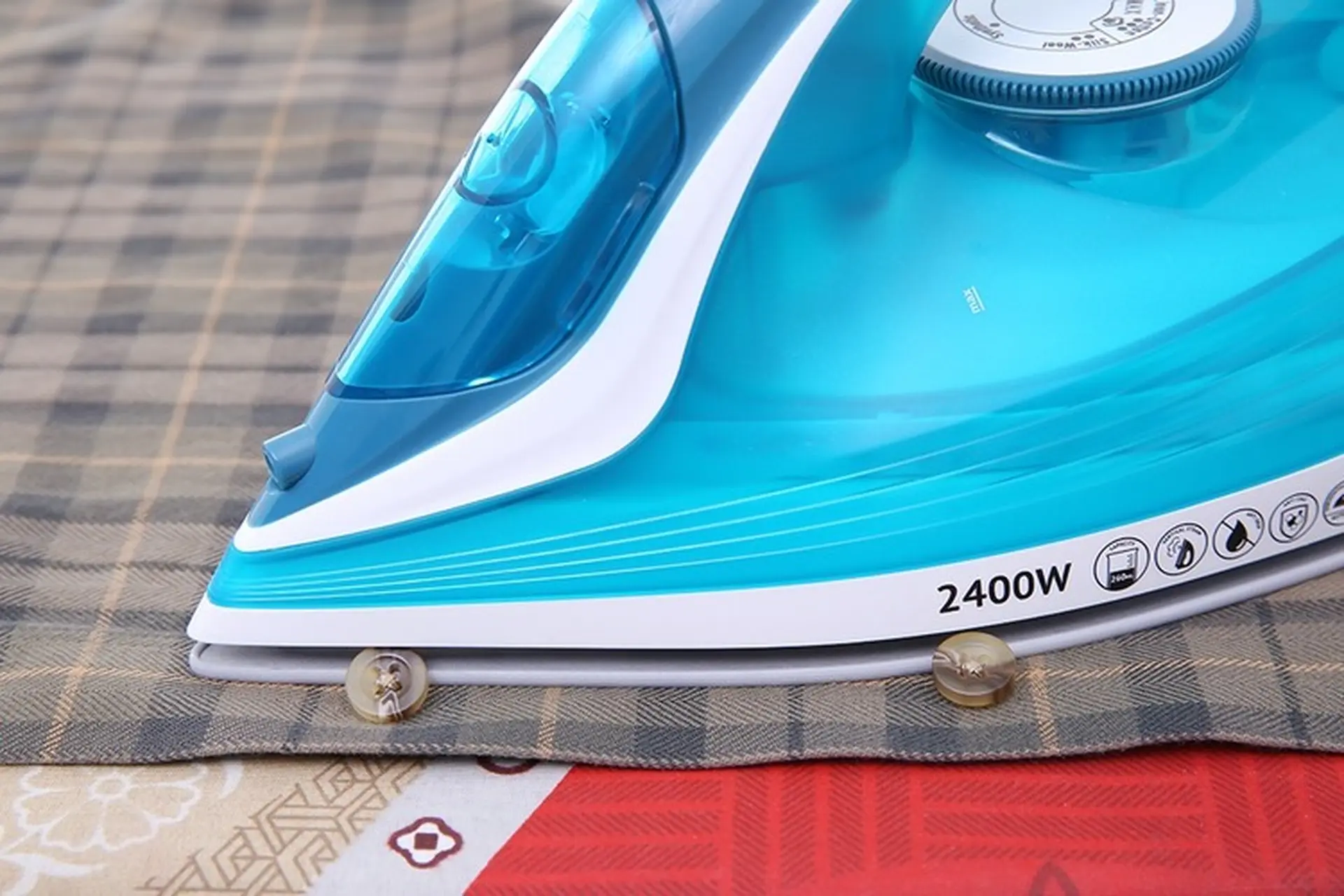 Bàn ủi Dmax có tốt không? Tìm hiểu chi tiết từ A đến Z trước khi mua hàng