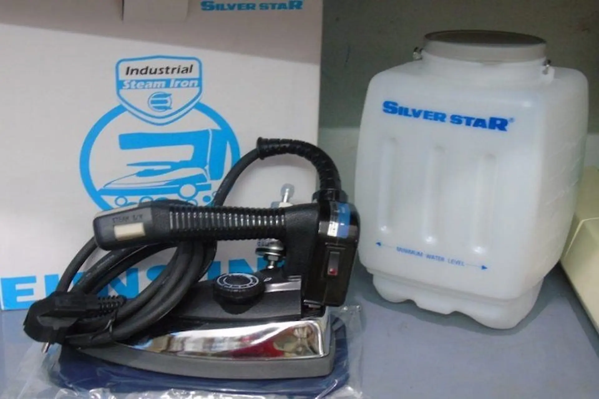 Bàn ủi hơi công nghiệp: Giải pháp ủi quần áo nhanh, hiệu quả cho gia đình và doanh nghiệp